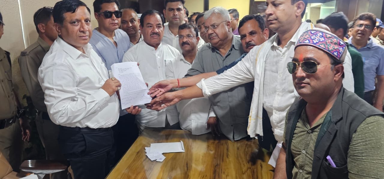 वीसी MDDA बंशीधर तिवारी से मिला कांग्रेस प्रतिनिधिमंडल, चंदर रोड कॉलोनी से जुड़ी समस्या के समाधान की मांग