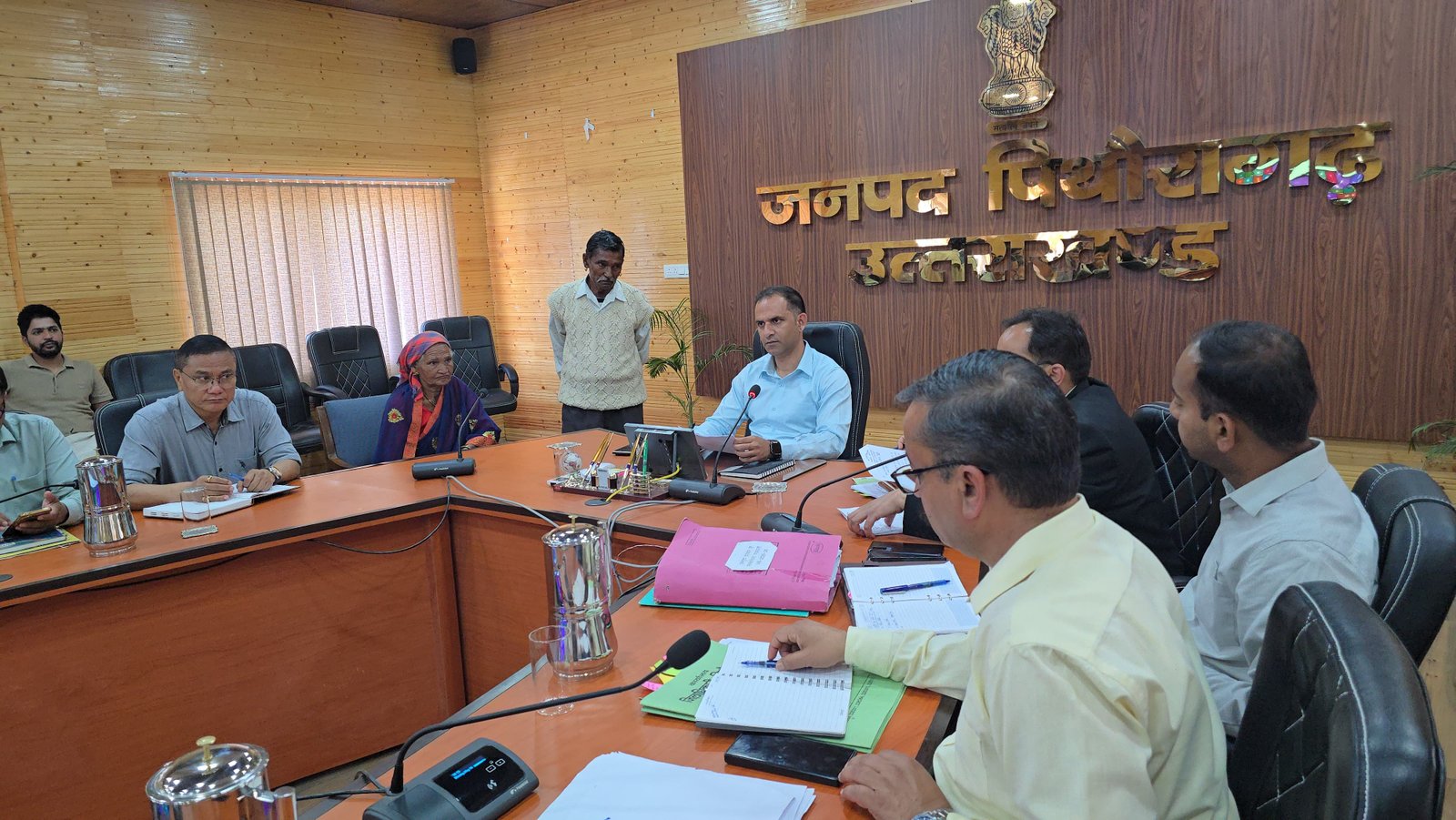 डीएम पिथौरागढ़ का जनता दरबार, लोगों की समस्याओं का किया समाधान