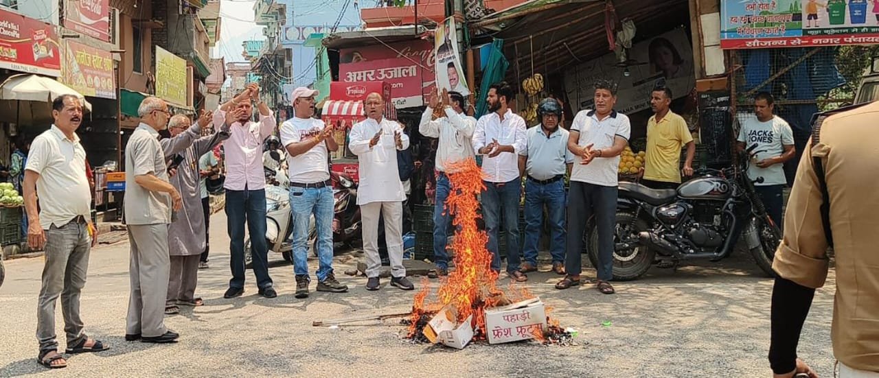 पेट्रोल और डीजल की कीमत बढ़ी, देवप्रयाग कांग्रेस का केंद्र सरकार के खिलाफ जोरदार प्रदर्शन, पेपर लीक मुद्दे पर भी साधा निशाना