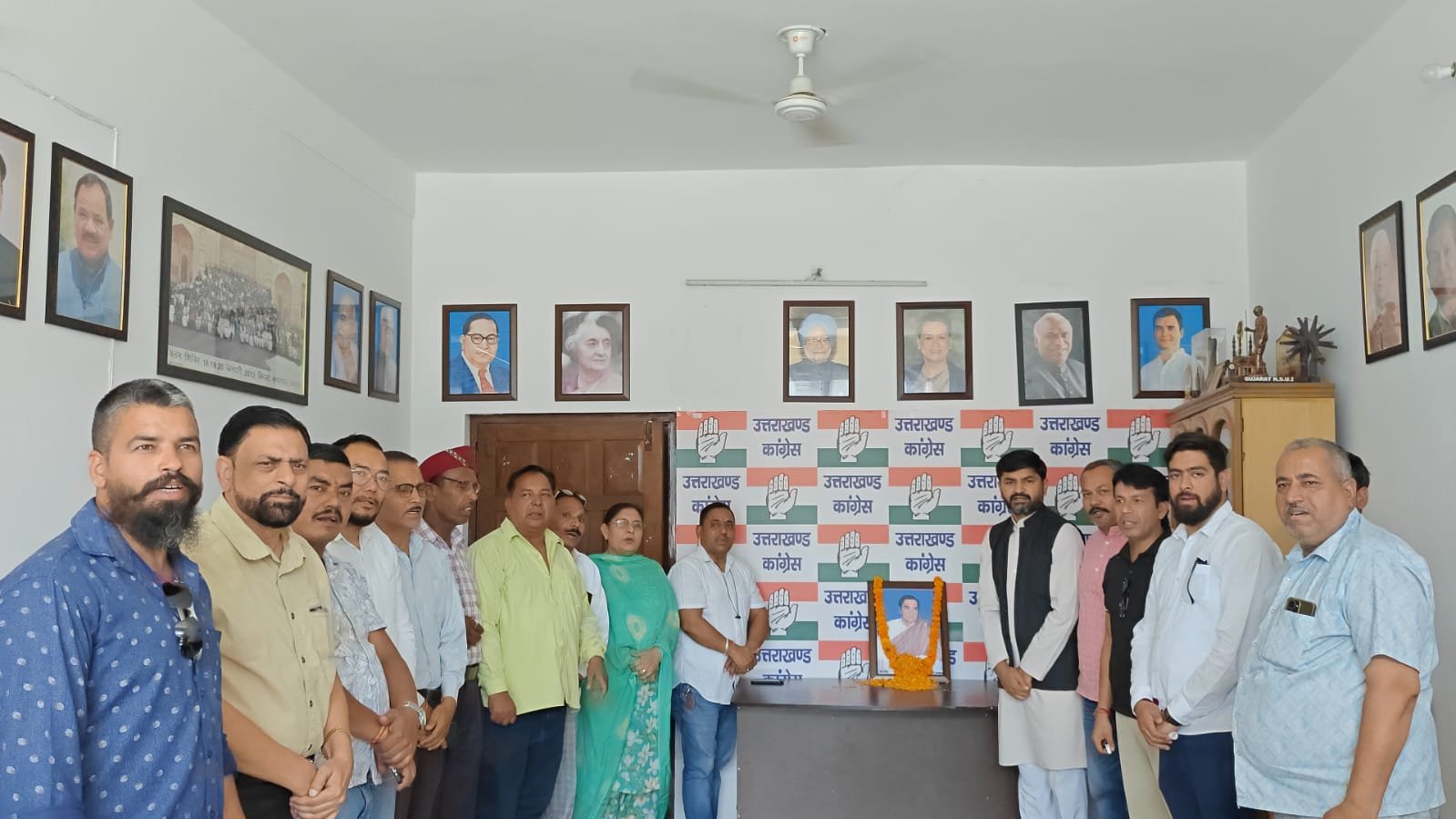 पुण्यतिथि पर पूर्व प्रधानमंत्री राजीव गांधी को परवादून कांग्रेस ने किया नमन