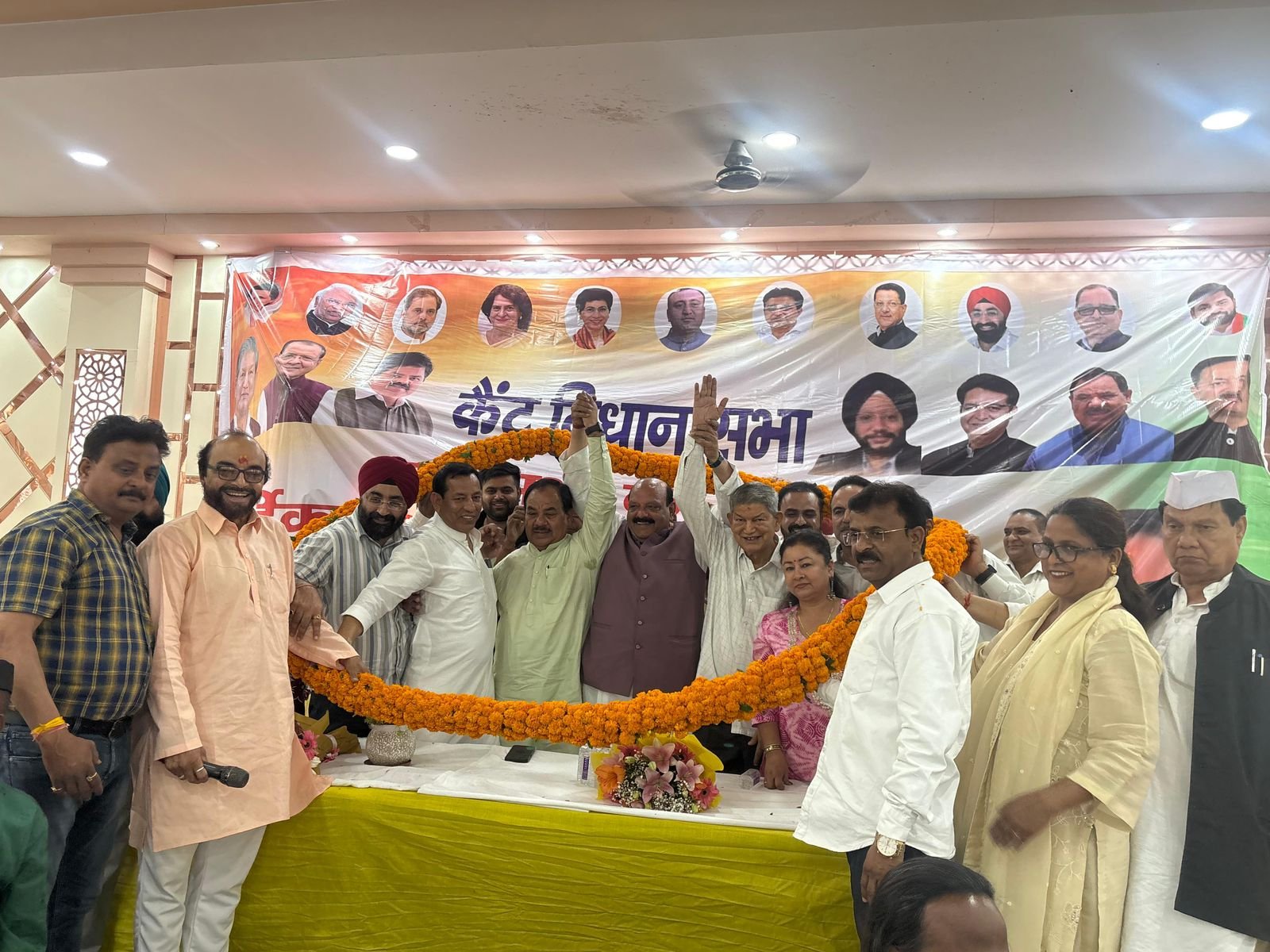 देहरादून की कैंट विधानसभा में कांग्रेस का कार्यकर्ता सम्मेलन, हरीश रावत और हरक रावत की मौजूदगी में फूंका चुनावी बिगुल