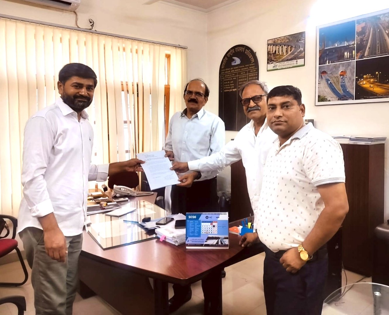 डोईवाला में रेशम माजरी चौक पर ट्रैफिक सिग्नल लगाने की मांग, NHAI अधिकारी को सौंपा ज्ञापन