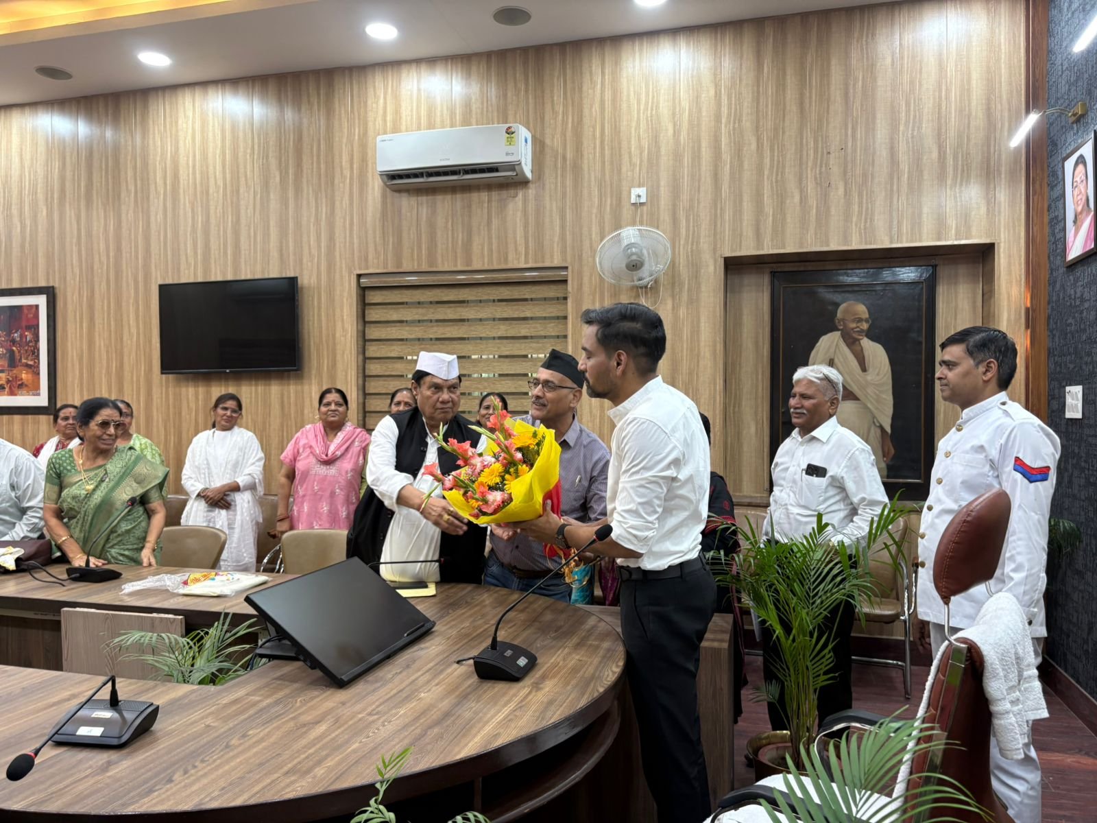 डीएम देहरादून से मिले राज्य आंदोलनकारी, चिन्हीकरण और नौकरी के मुद्दे पर रखी मांग