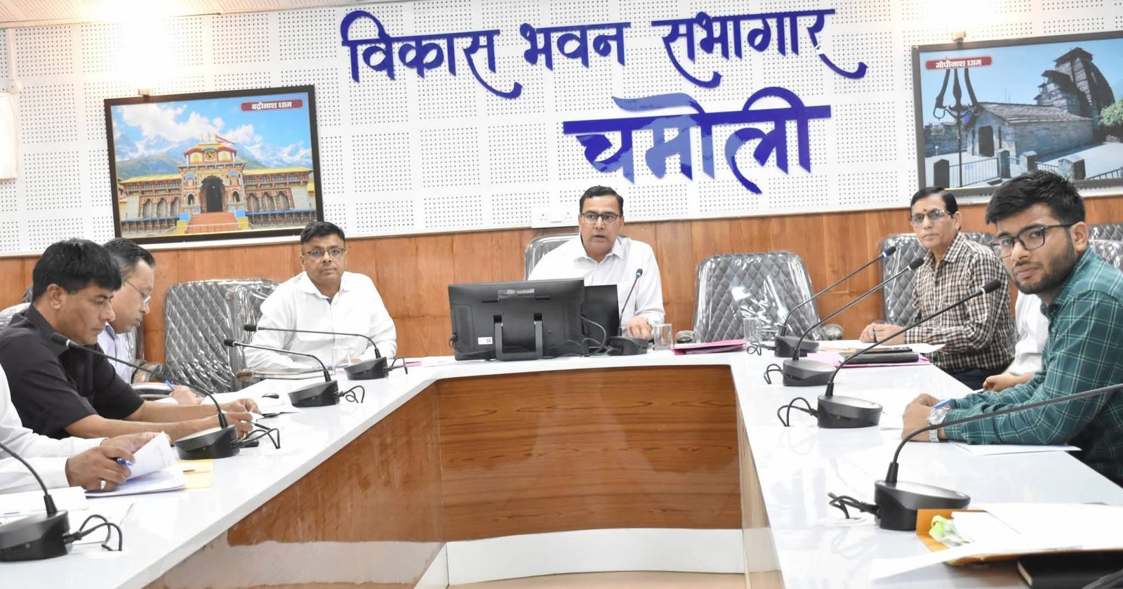 चमोली में सीएम की घोषणाओं की समीक्षा