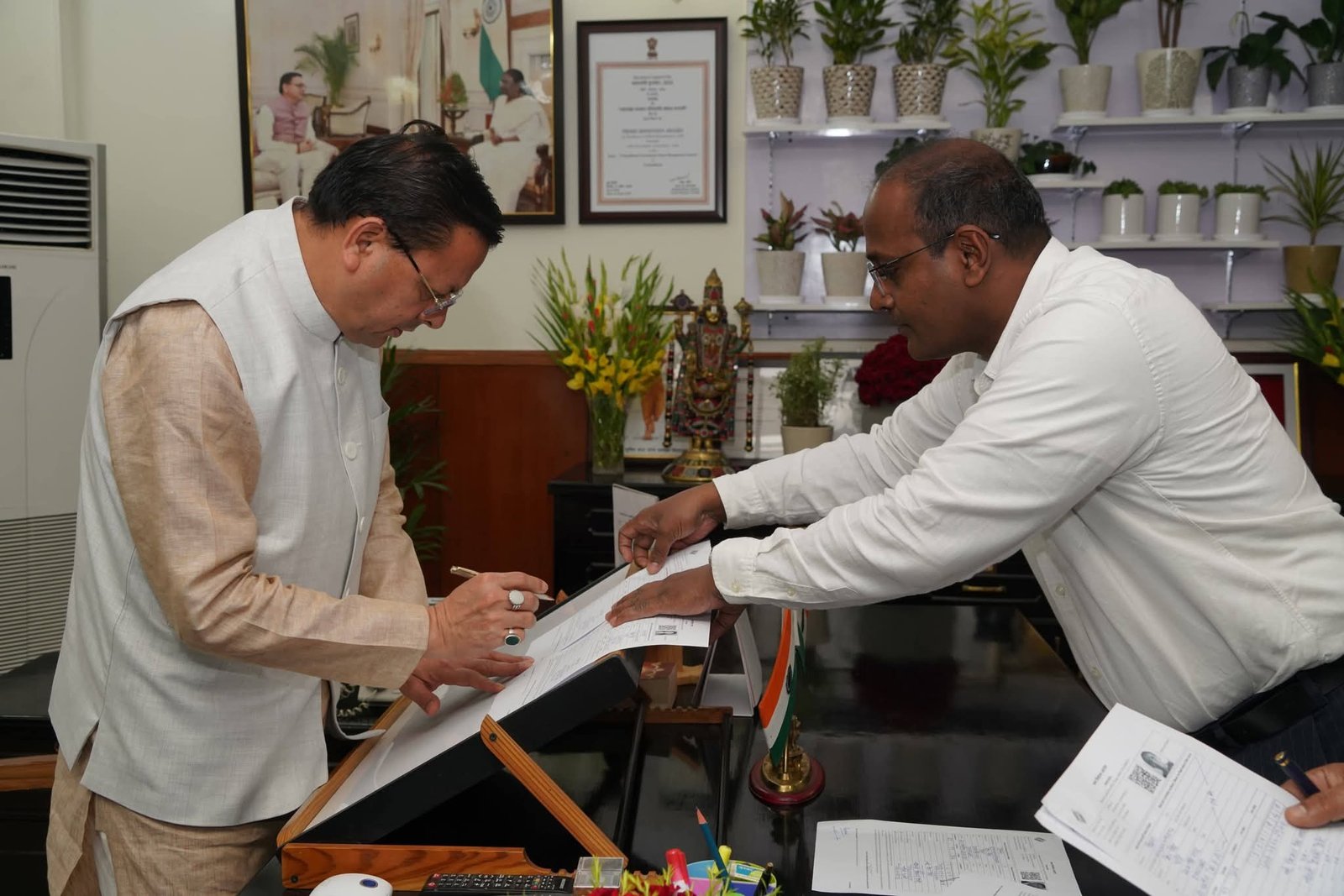 SIR की शुरुआत, सीएम धामी ने भी भरा फॉर्म