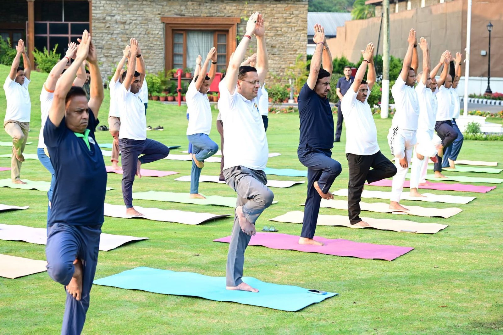 सीएम आवास पर योग दिवस का अभ्यास