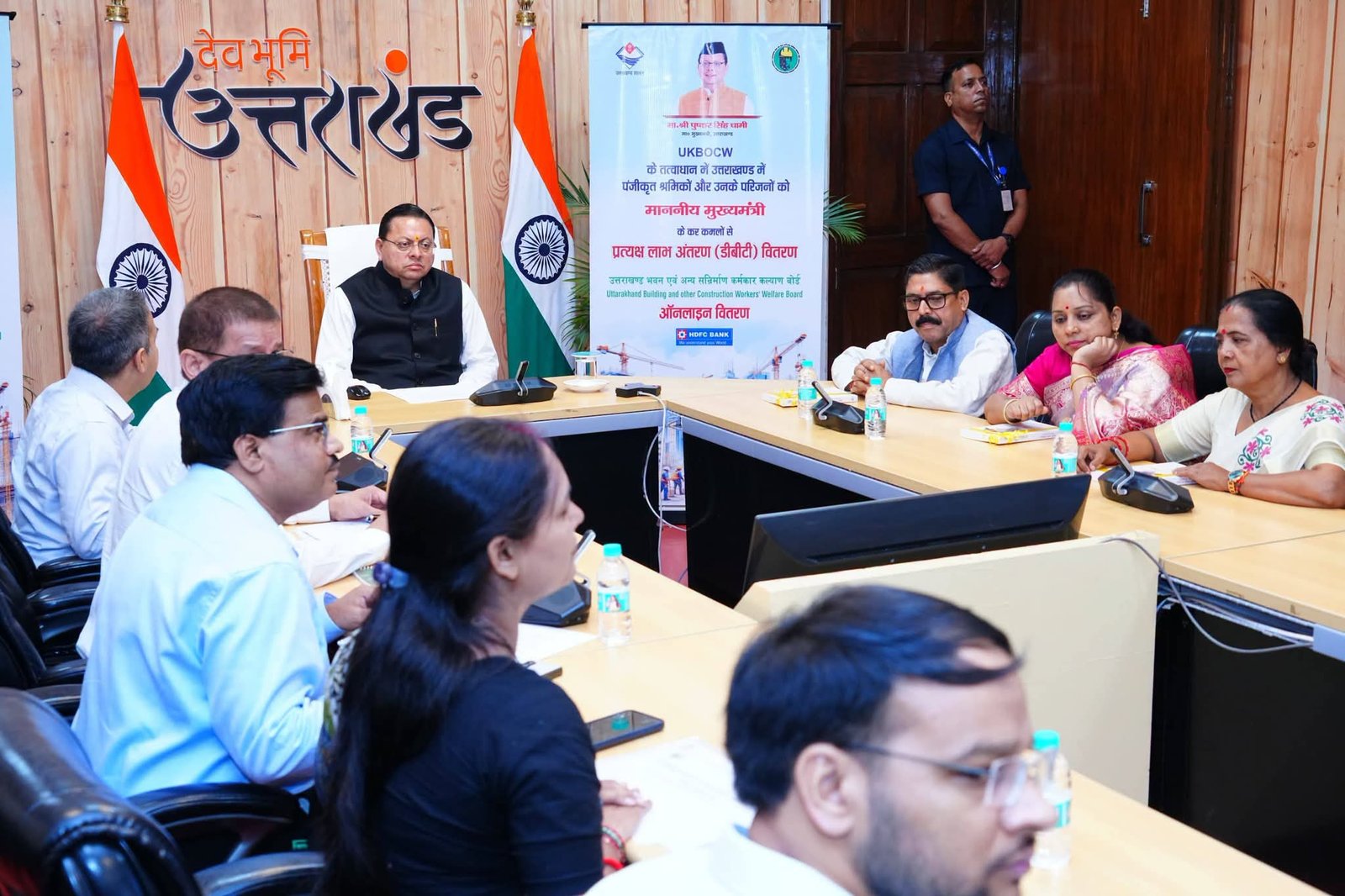 सीएम धामी ने इन कर्मचारियों के खातों में ऑनलाइन ट्रांसफर किए रुपये