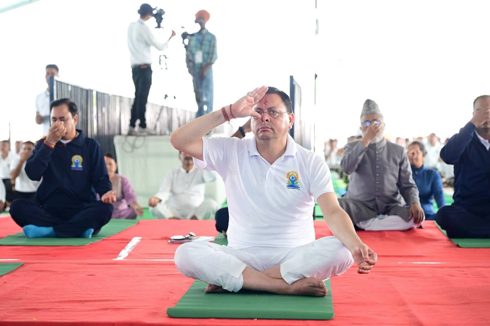 सीएम धामी ने बनबसा में किया योग, सभी को दी शुभकामनाएं