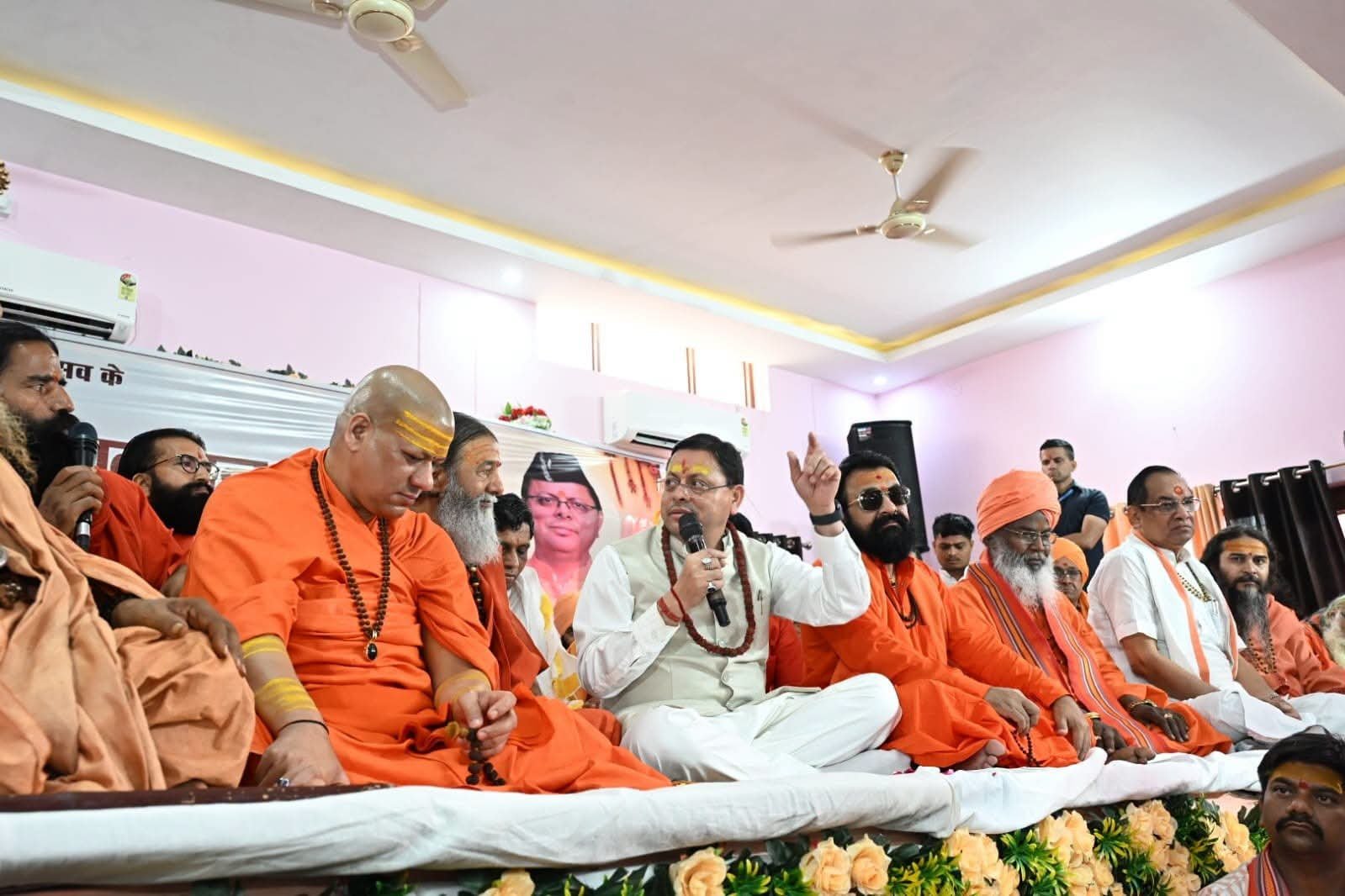 हरि सेवा आश्रम में श्रीमद्भागवत कथा ज्ञान और यज्ञ में शामिल हुए सीएम धामी