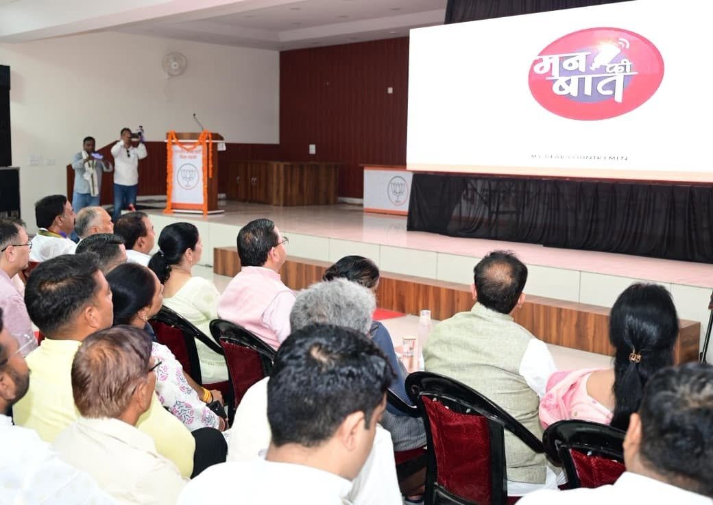 सीएम धामी ने रुड़की में सुनी पीएम के मन की बात
