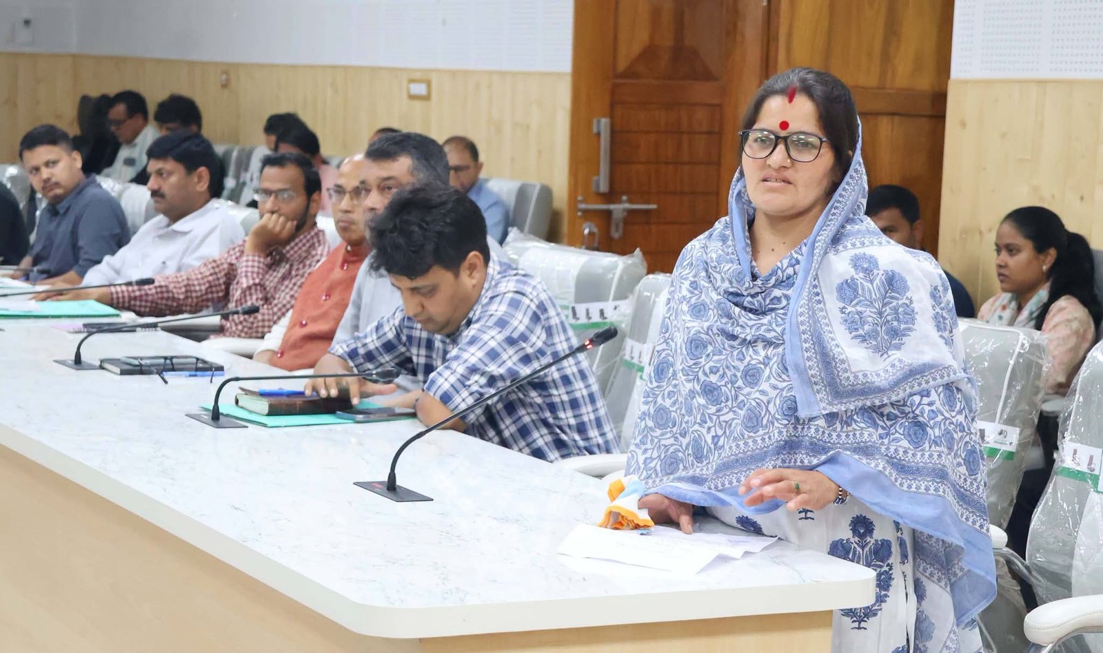 चमोली में डीएम का जनता दरबार, सुनीं लोगों की समस्याएं