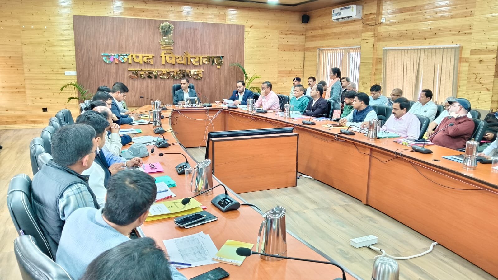 पिथौरागढ़ में डीएम का जनता दरबार, पानी और सड़क से जुड़ी शिकायतों की भरमार