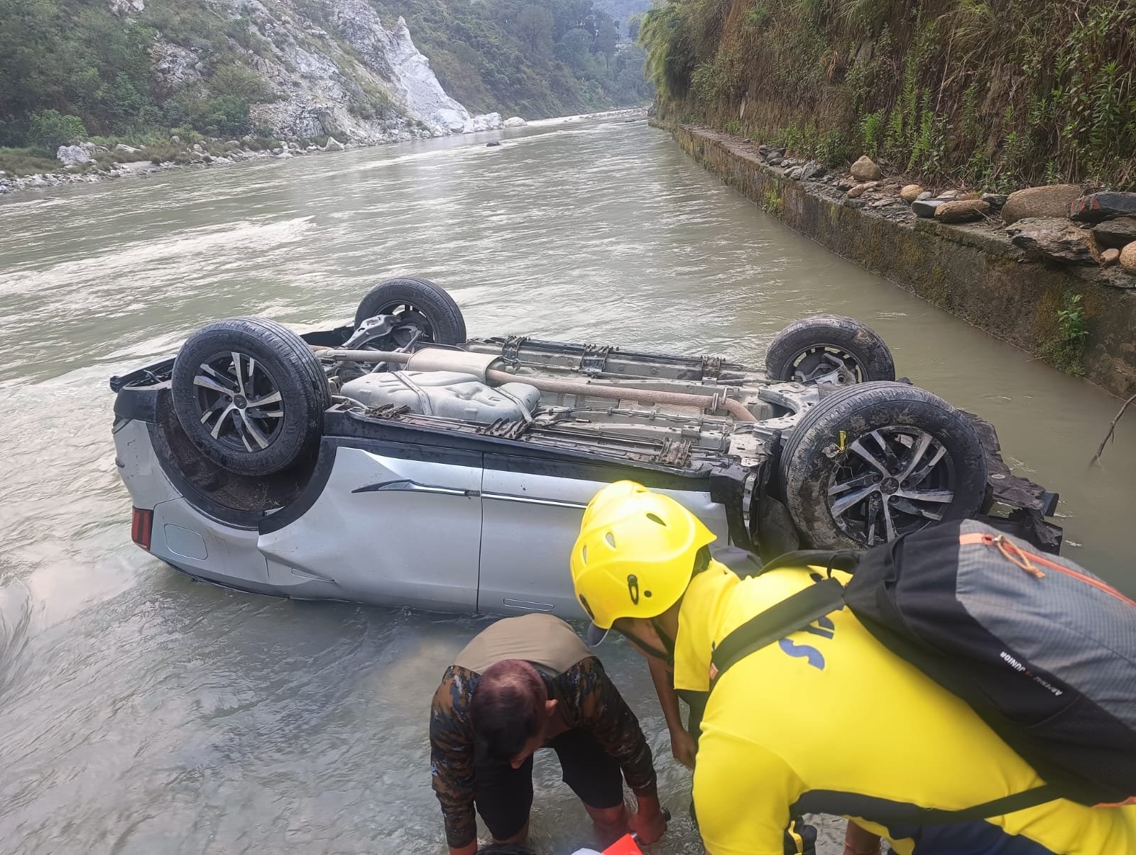 रुद्रप्रयाग में सड़क हादसा, बाल बाल बची जान