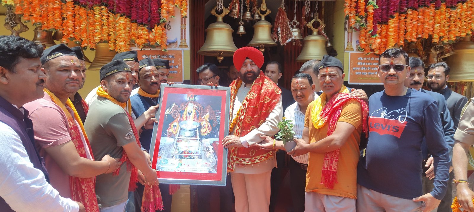 राज्यपाल गुरमीत सिंह ने किए मां हाट कालिका के दर्शन, हुए भावुक