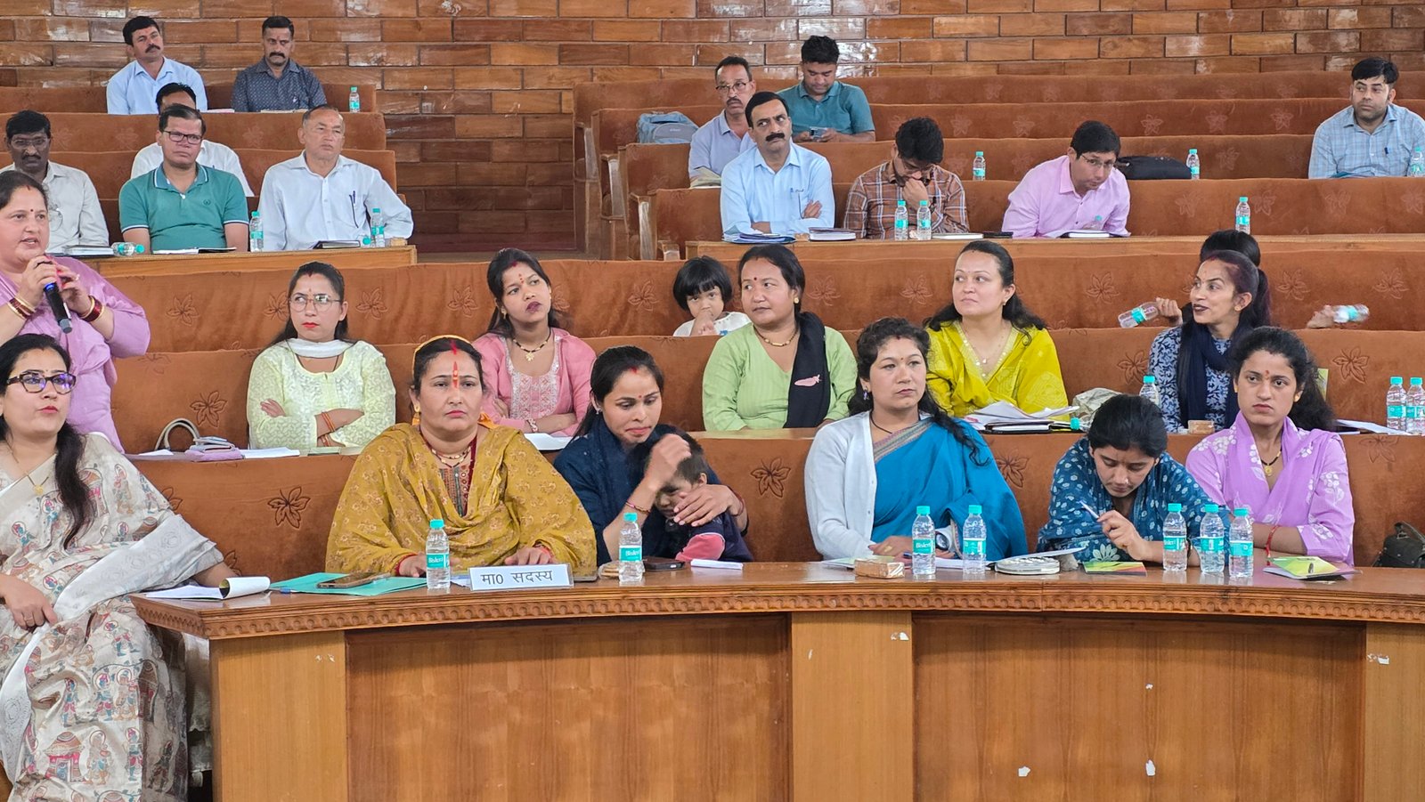 पिथौरागढ़ में जिला पंचायत की बोर्ड बैठक, डीएम ने अफसरों को तय वक्त में काम करने के दिए निर्देश