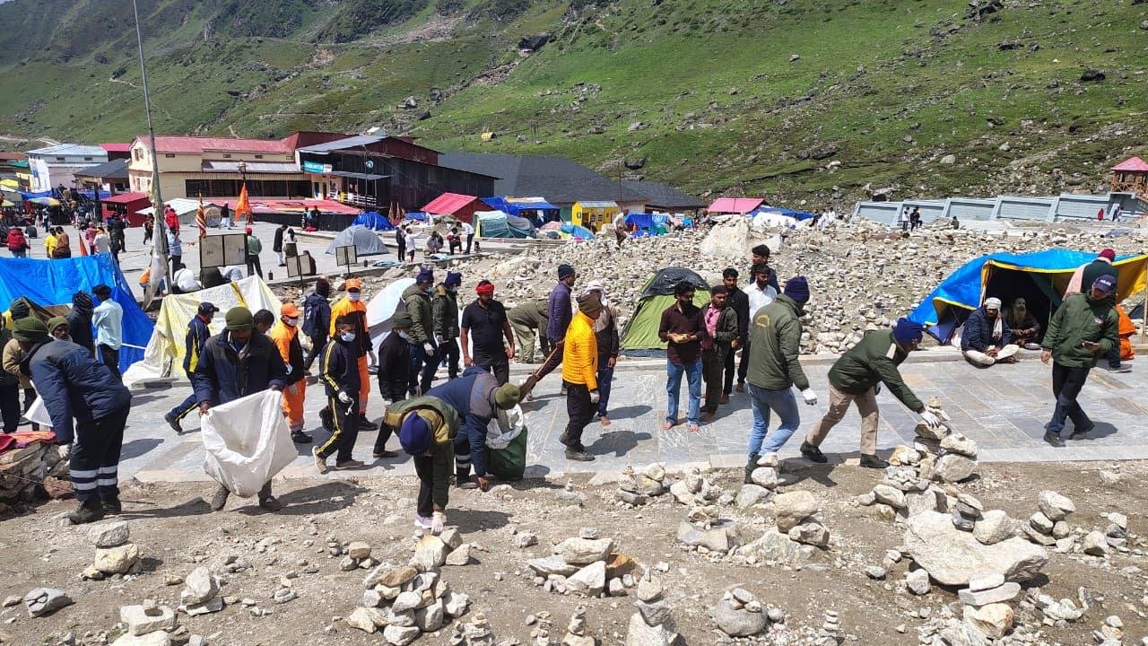 केदारनाथ धाम में रुद्रप्रयाग पुलिस ने चलाया सफाई अभियान
