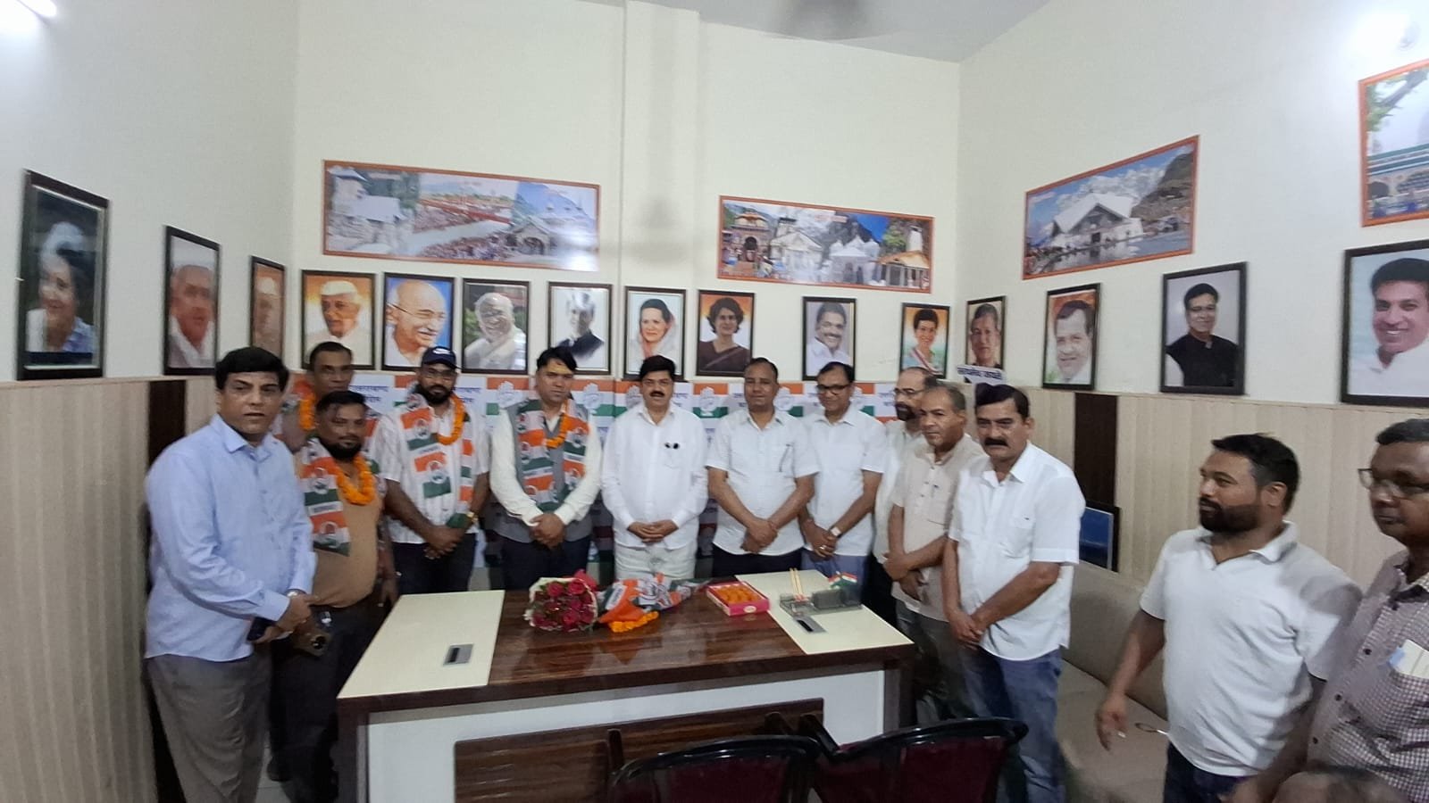 पूर्व पार्षद नरेश रावत ने थामा कांग्रेस का दामन