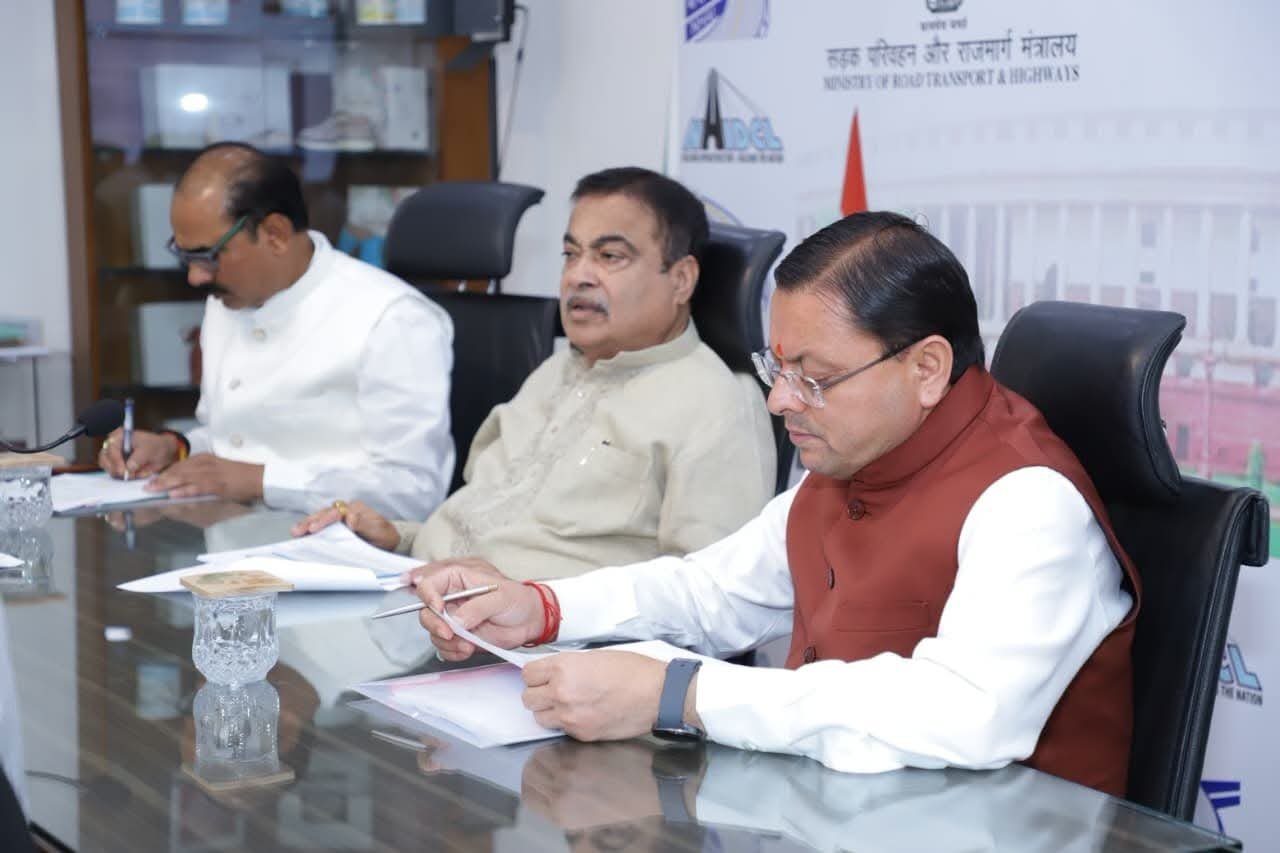 सड़क परिवहन मंत्री नितिन गडकरी से मिले सीएम धामी, रोड प्रोजेक्ट पर चर्चा