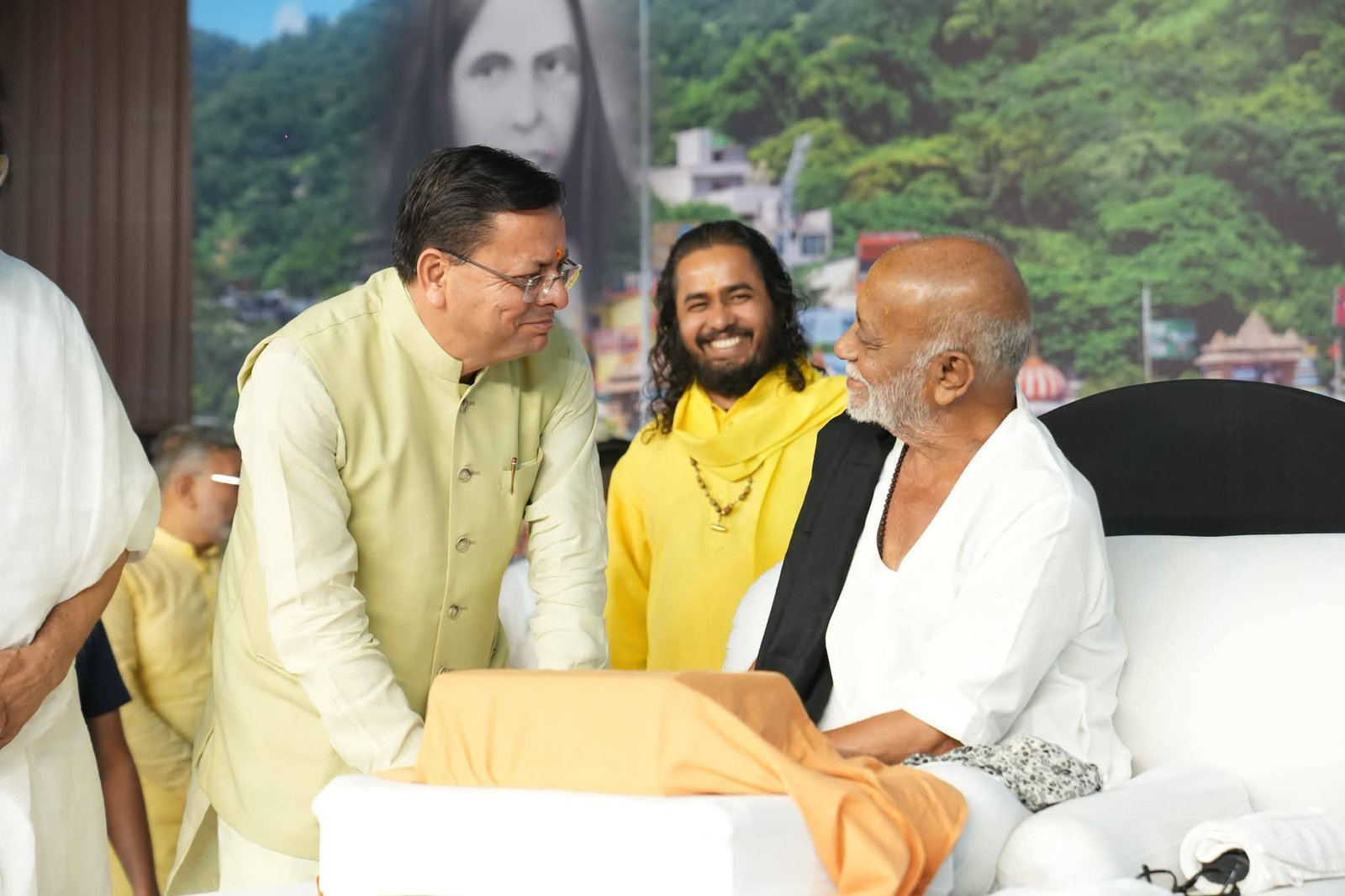 हरिद्वार में सीएम धामी, मोरारी बापू की कथा में हुए शामिल