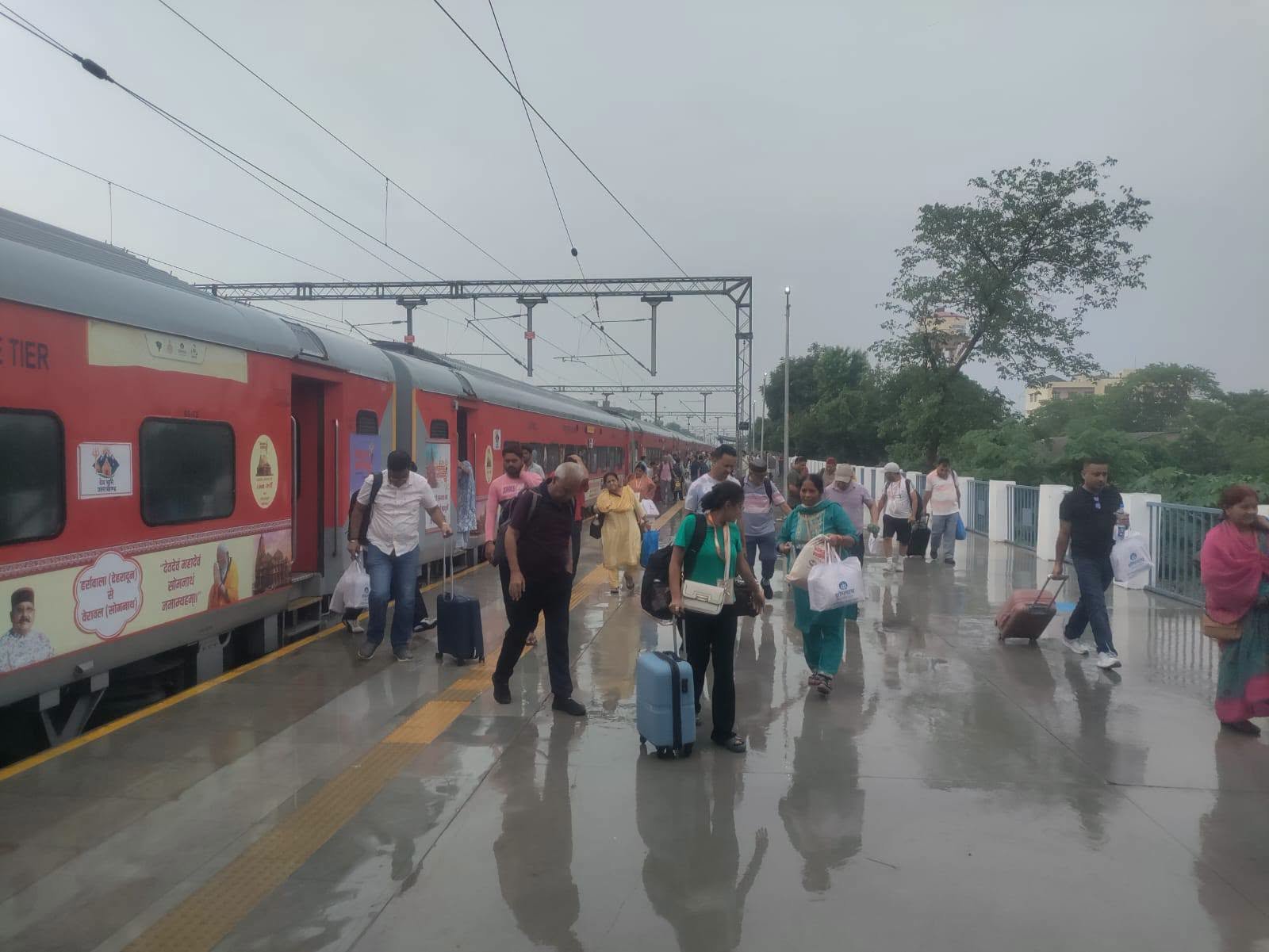 सोमनाथ के दर्शन कर लौटा उत्तराखंड के श्रद्धालुओं का दल