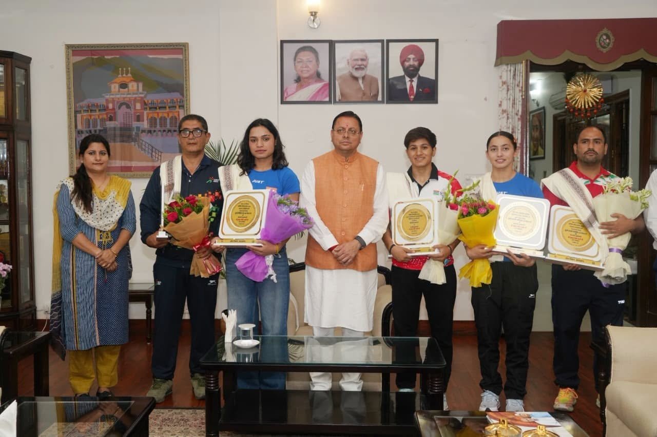 दुनिया में उत्तराखंड का नाम रोशन करने वाली महिला मुक्केबाजों से मिले सीएम धामी
