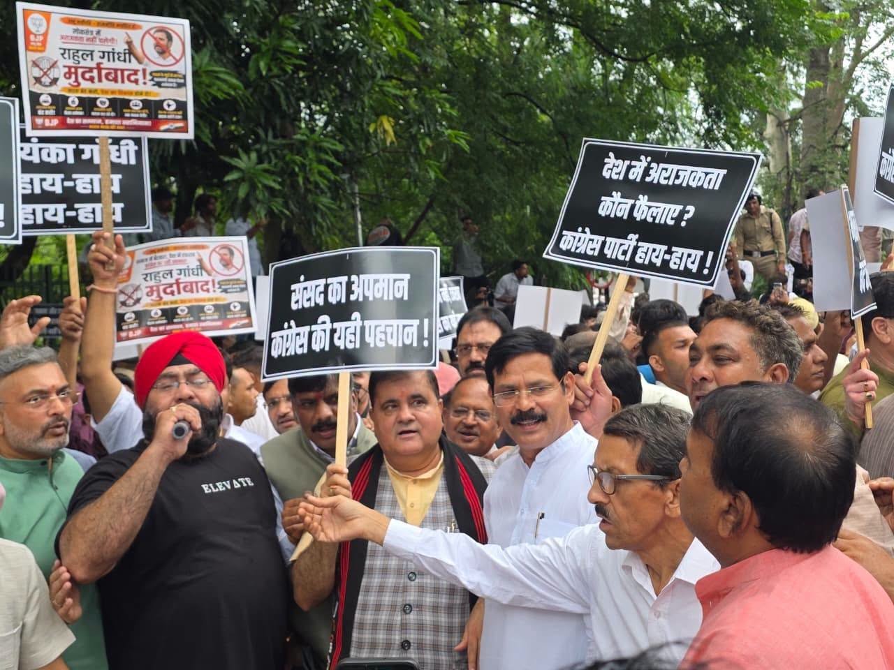 बीजेपी का कांग्रेस दफ्तर कूच, राहुल गांधी के खिलाफ प्रदर्शन