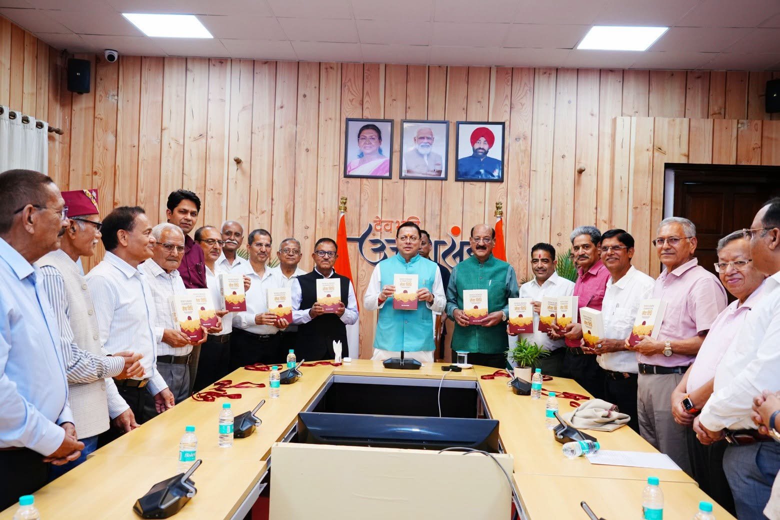 CM धामी ने किया रिटायर्ड आईएएस की किताब का विमोचन
