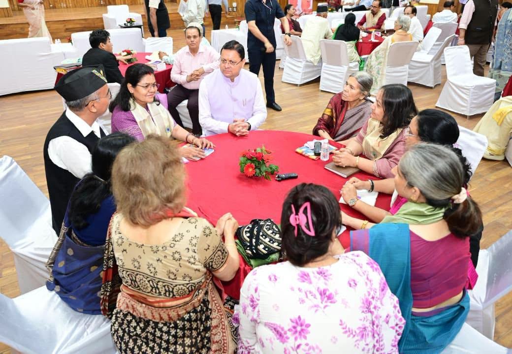 सीएम धामी ने राज्य के लेखकों और साहित्यकारों से की मुलाकात
