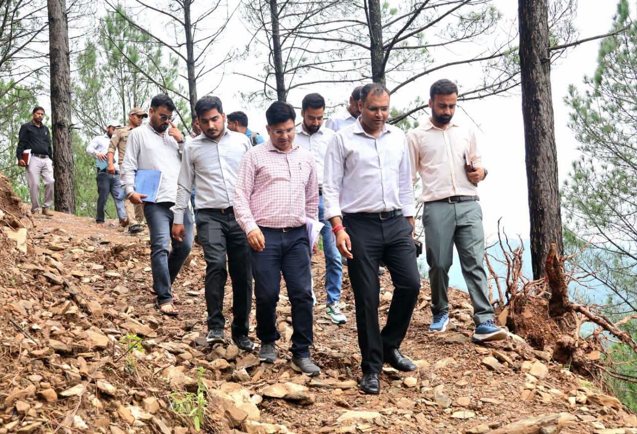 डीएम चमोली ने लिया निर्माणाधीन पानी के टैंक का जायजा