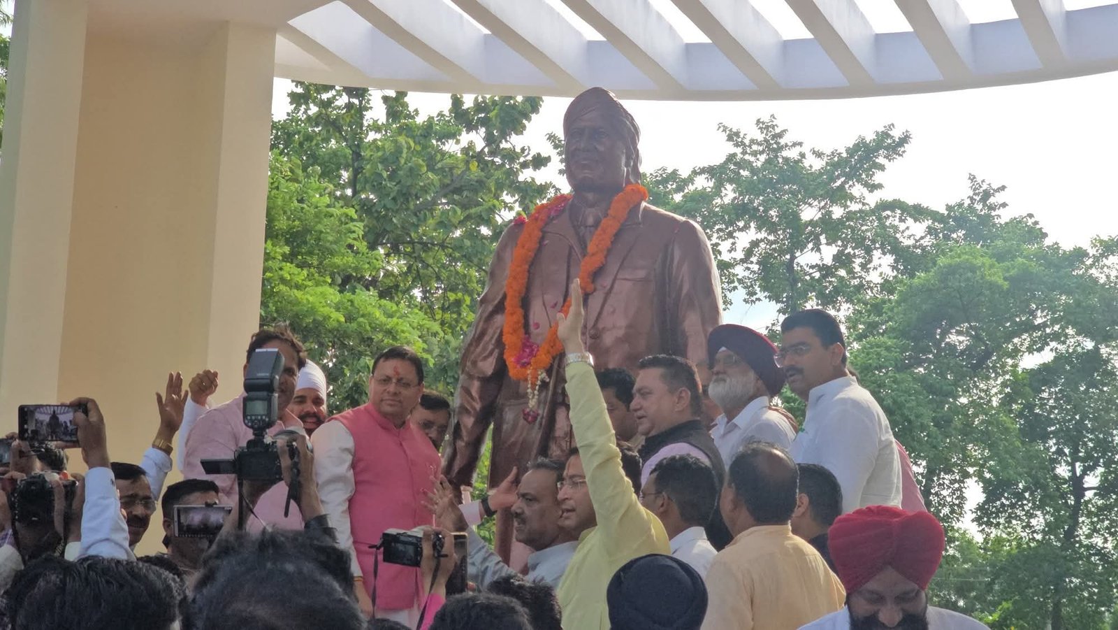 सीएम धामी ने शहीद ऊधम सिंह की प्रतिमा का किया अनावरण