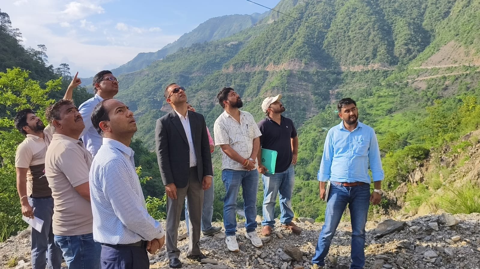 डीएम पिथौरागढ़ ने लिया दिल्ली बैंड, मुन्ना बैंड और चुपकोट बैंड का जायजा, मानसून में रूट सुचारू रखने के लिए जरूरी कदम उठाने के लिए निर्देश