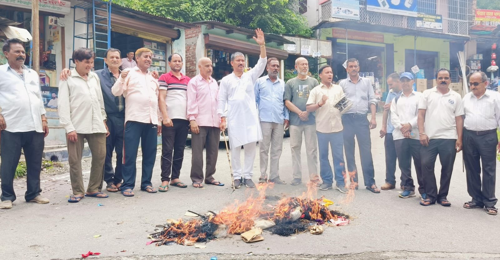देवप्रयाग में कांग्रेस का प्रदर्शन, बीजेपी सरकार के खिलाफ खोला मोर्चा, दिल्ली में छात्रों और राहुल गांधी के खिलाफ हुए एक्शन का विरोध