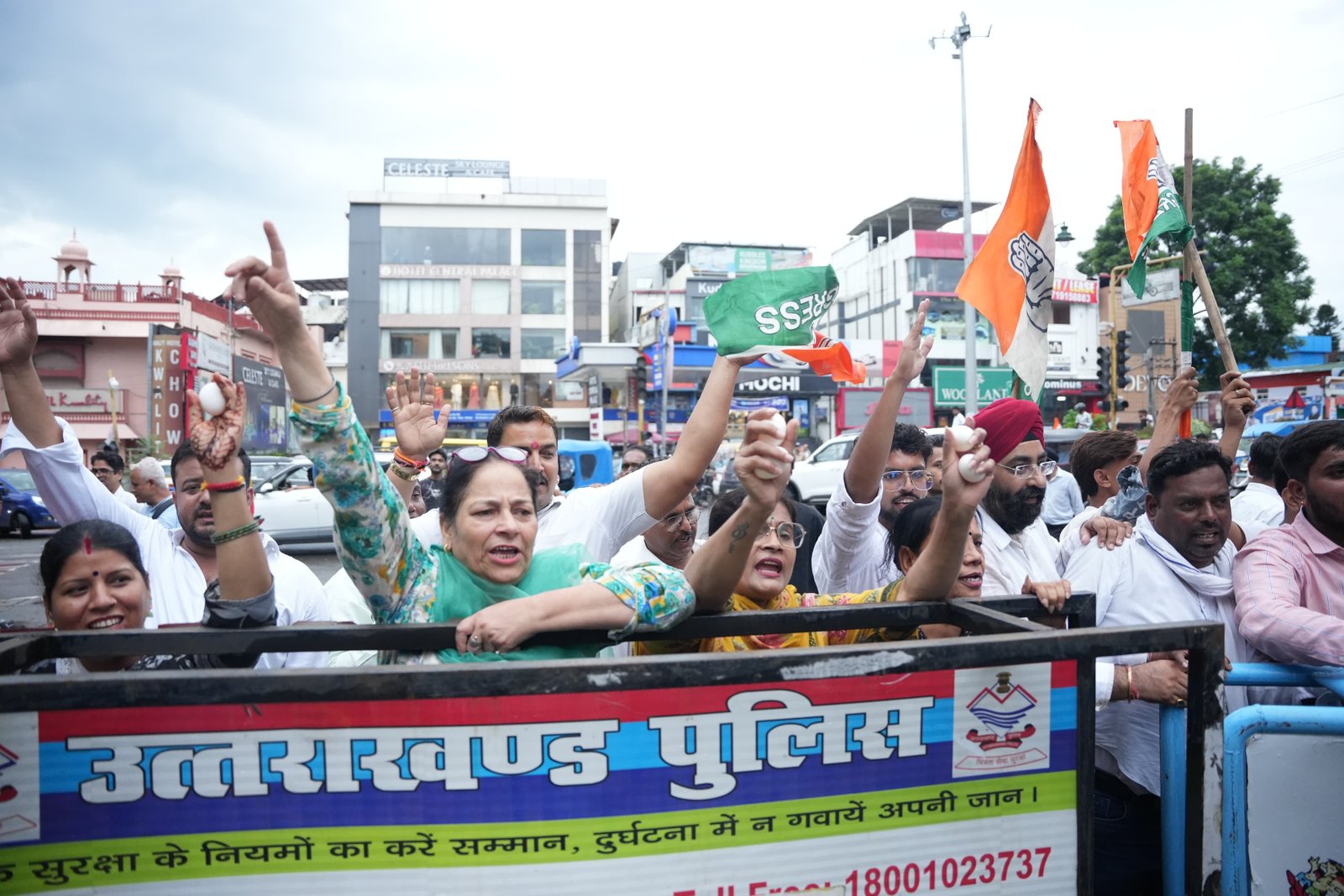 देहरादून में जबरदस्त सियासी संग्राम, कांग्रेस ने किया बीजेपी दफ्तर कूच, लोकतंत्र की हत्या का लगाया आरोप