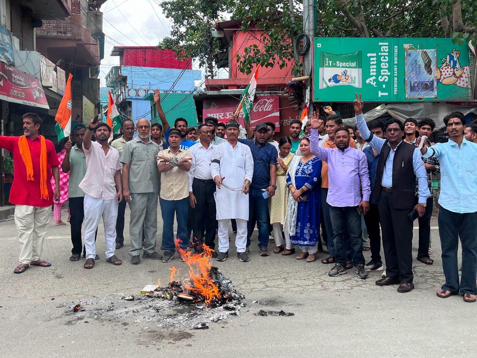 पेपर लीक विवाद पर कांग्रेस का हल्ला बोल, कीर्तिनगर में किया प्रदर्शन, मांगा पीएम, गृह मंत्री और शिक्षा मंत्री का इस्तीफा