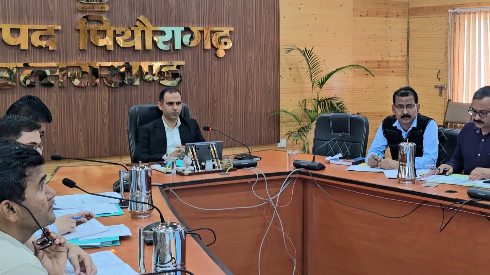 डीएम पिथौरागढ़ ने की विकास से जुड़ी योजनाओं की समीक्षा, दिए अहम निर्देश