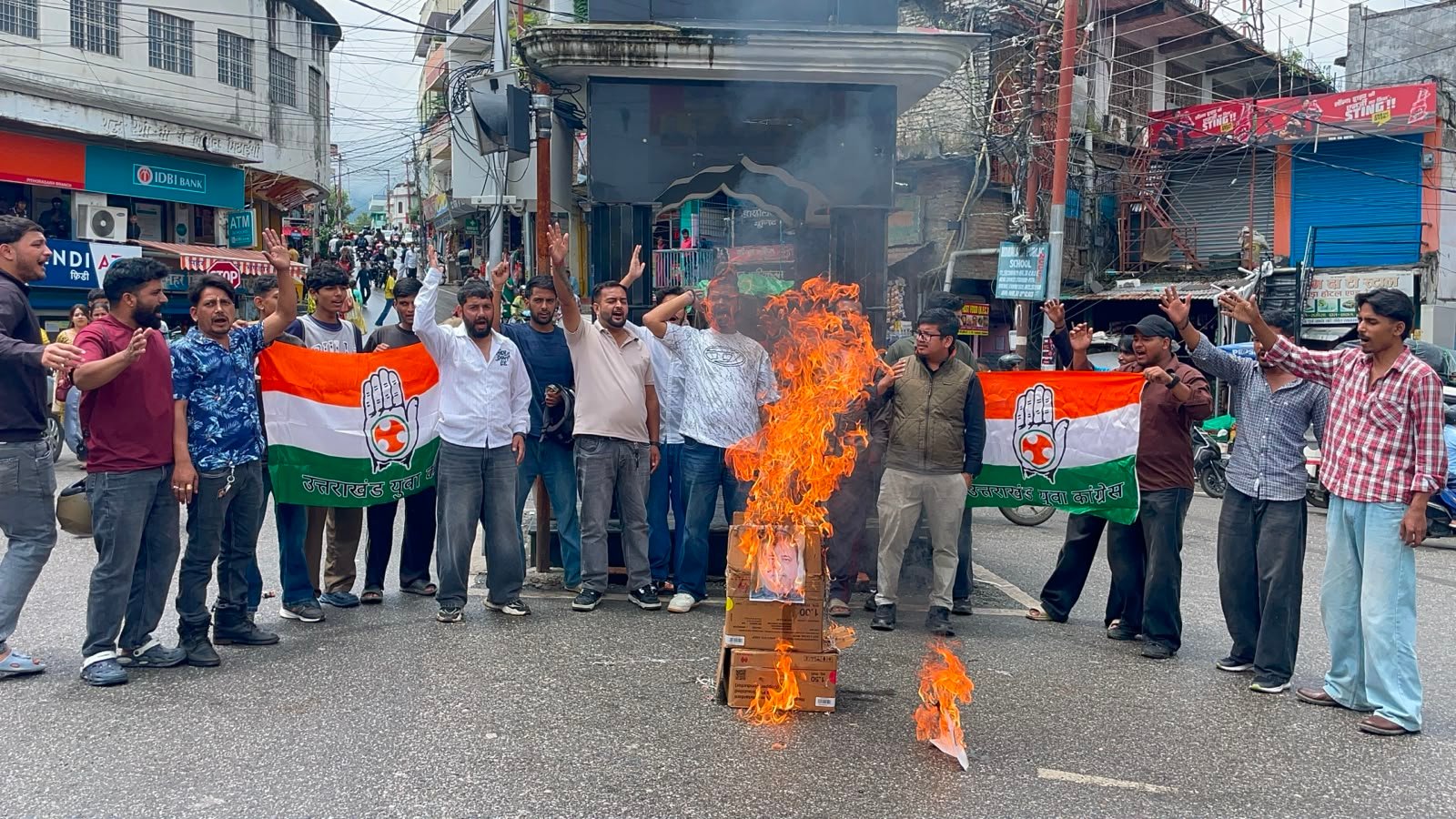 बयान पर घिरे महेंद्र भट्ट, यूथ कांग्रेस ने पिथौरागढ़ में फूंका पुतला