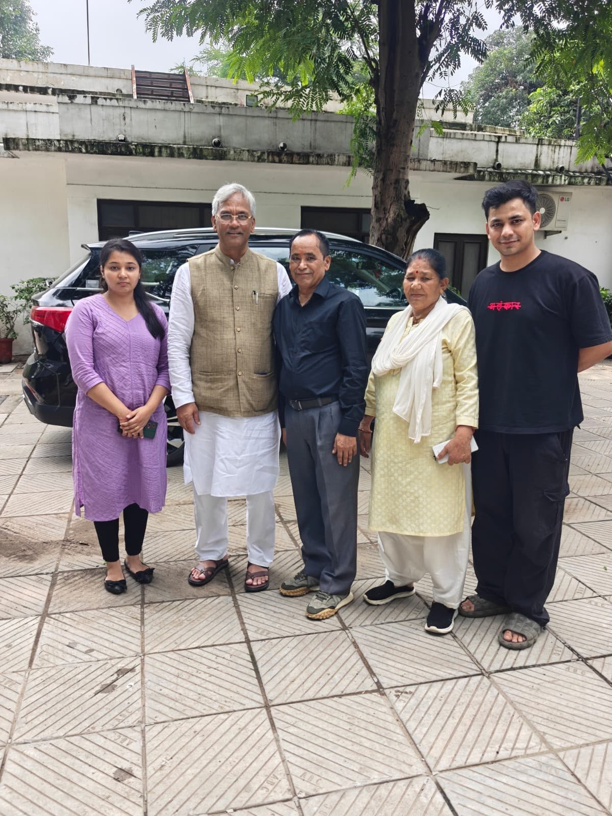 बेल मिलने के बाद परिवार समेत सांसद त्रिवेंद्र सिंह रावत से मिले केसर सिंह नेगी