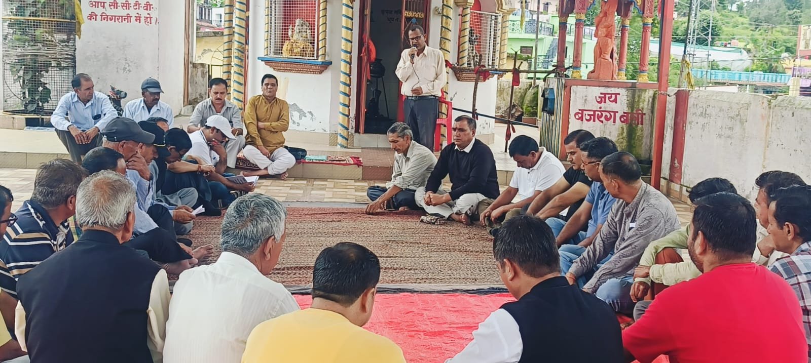 मंदिरों में चंदा चोरी को लेकर देवप्रयाग कांग्रेस का अनोखा प्रदर्शन, हनुमान चालीसा किया पाठ, बीजेपी पर साधा निशाना