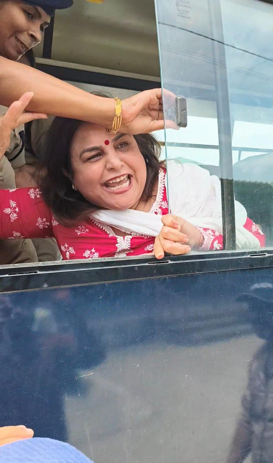 महिला कांग्रेस की राष्ट्रीय महासचिव शिल्पी अरोड़ा ने सीएम धामी को गदरपुर में दिखाए काले झंडे