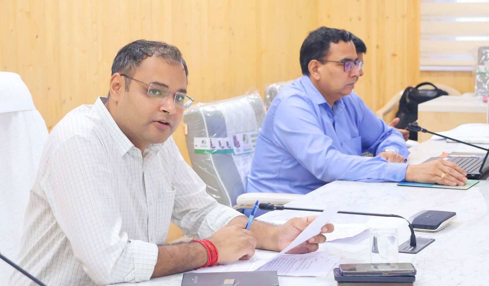 डीएम चमोली ने सीएम हेल्पलाइन पर आई शिकायतों की समीक्षा की