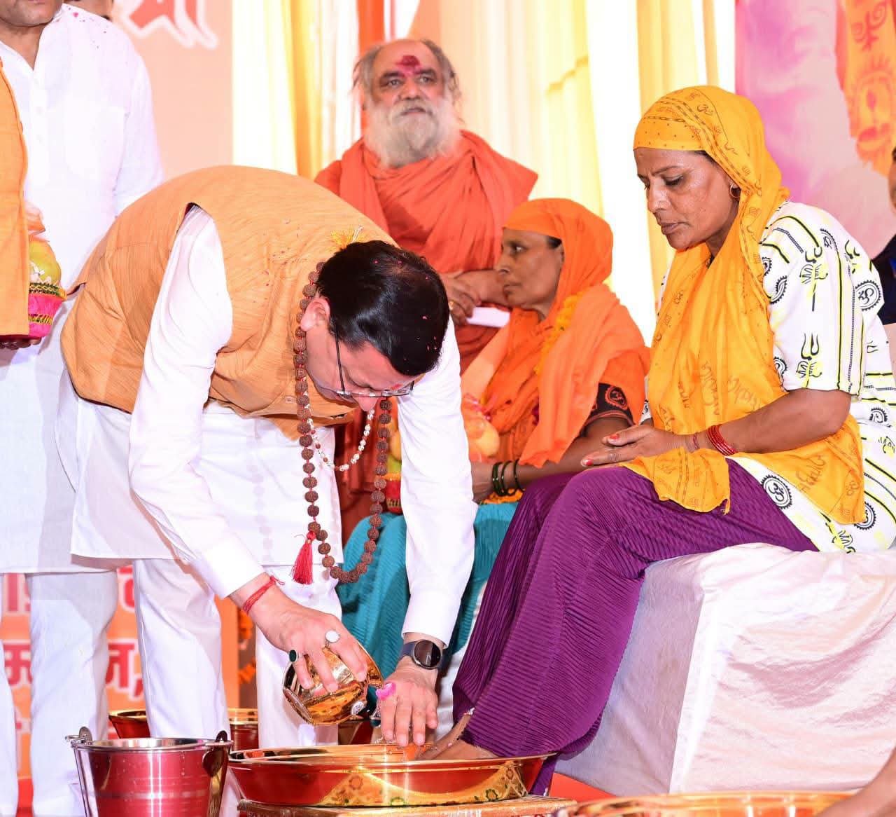 CM धामी ने कांवड़ियों का किया अभिनंदन