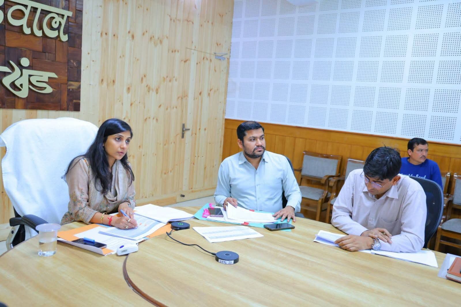 वन भूमि हस्तांतरण को लेकर डीएम पौड़ी ने की समीक्षा बैठक