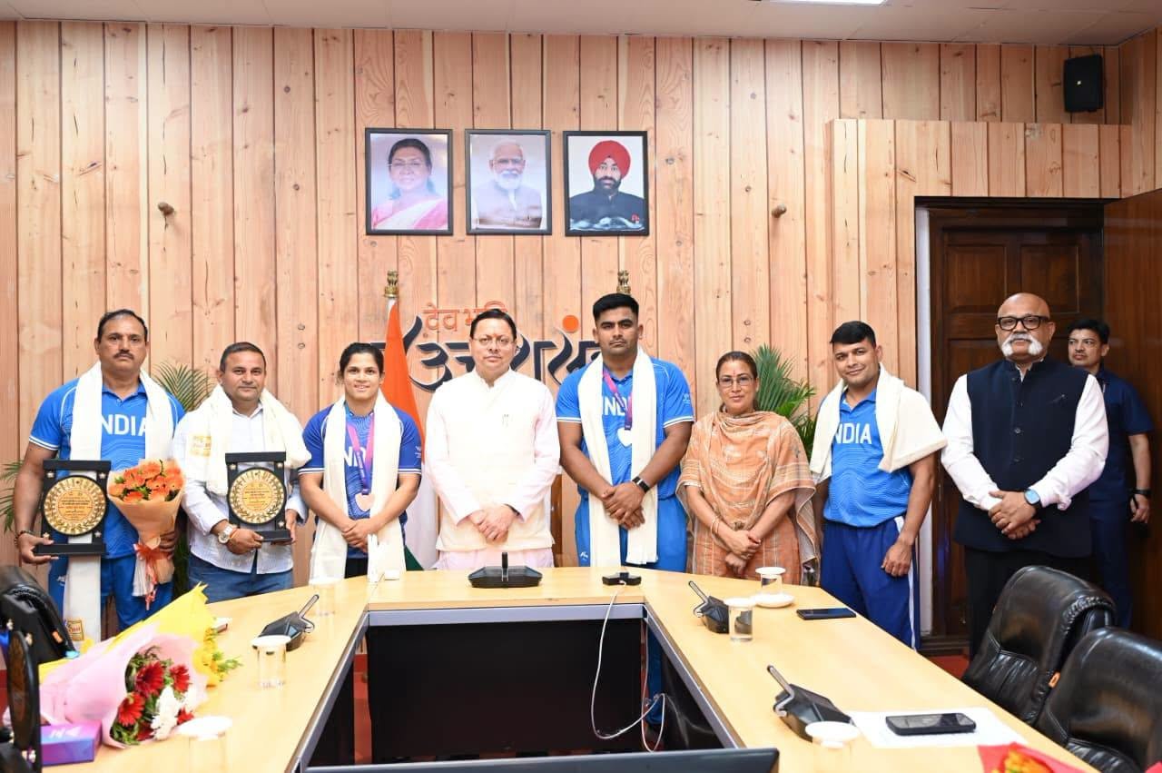 कॉमनवेल्थ गेम्स में भारत का नाम रोशन करने वाले उत्तराखंड के खिलाड़ियों से मिले सीएम धामी