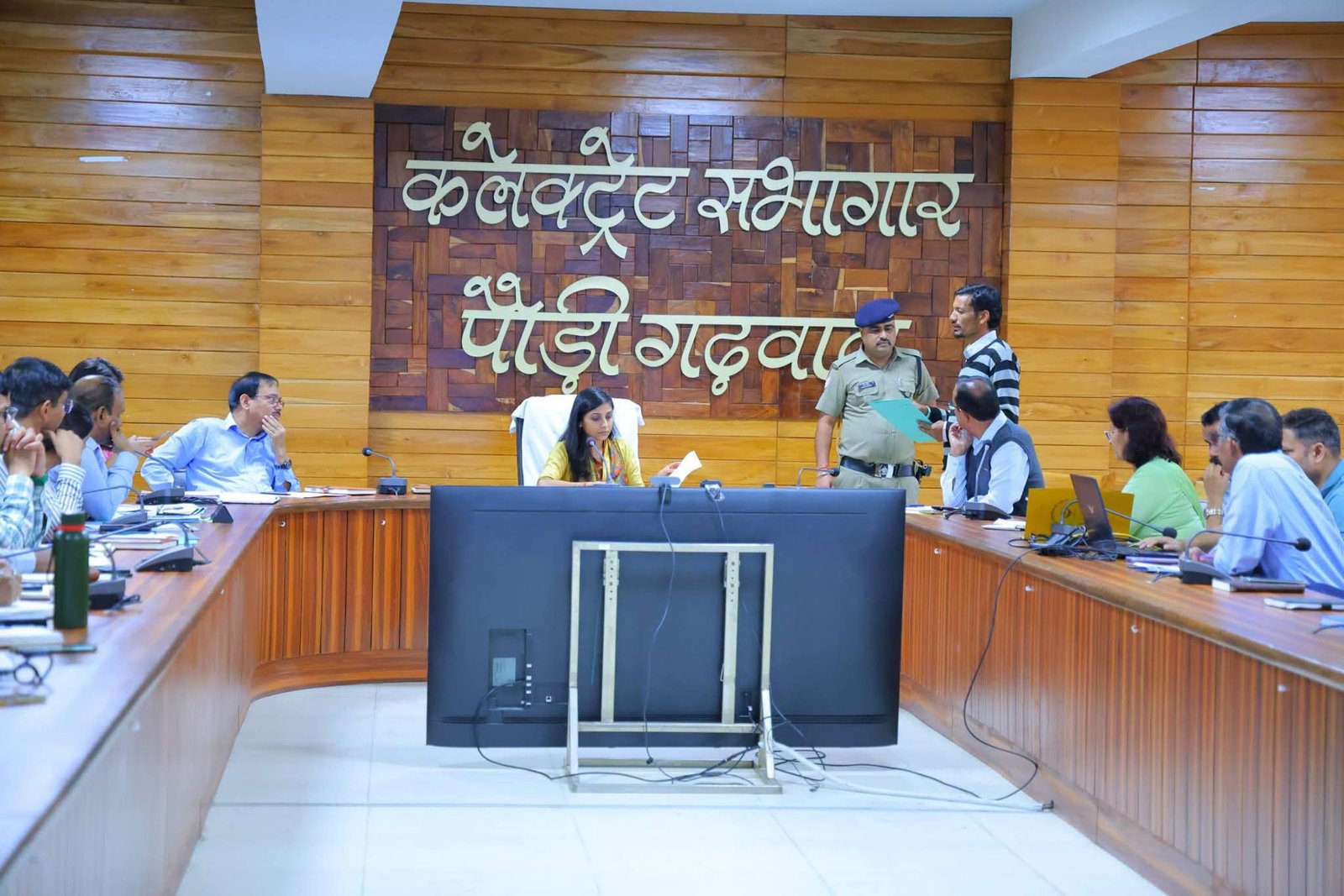पौड़ी में जनता दरबार, डीएम ने सुनीं लोगों की समस्याएं