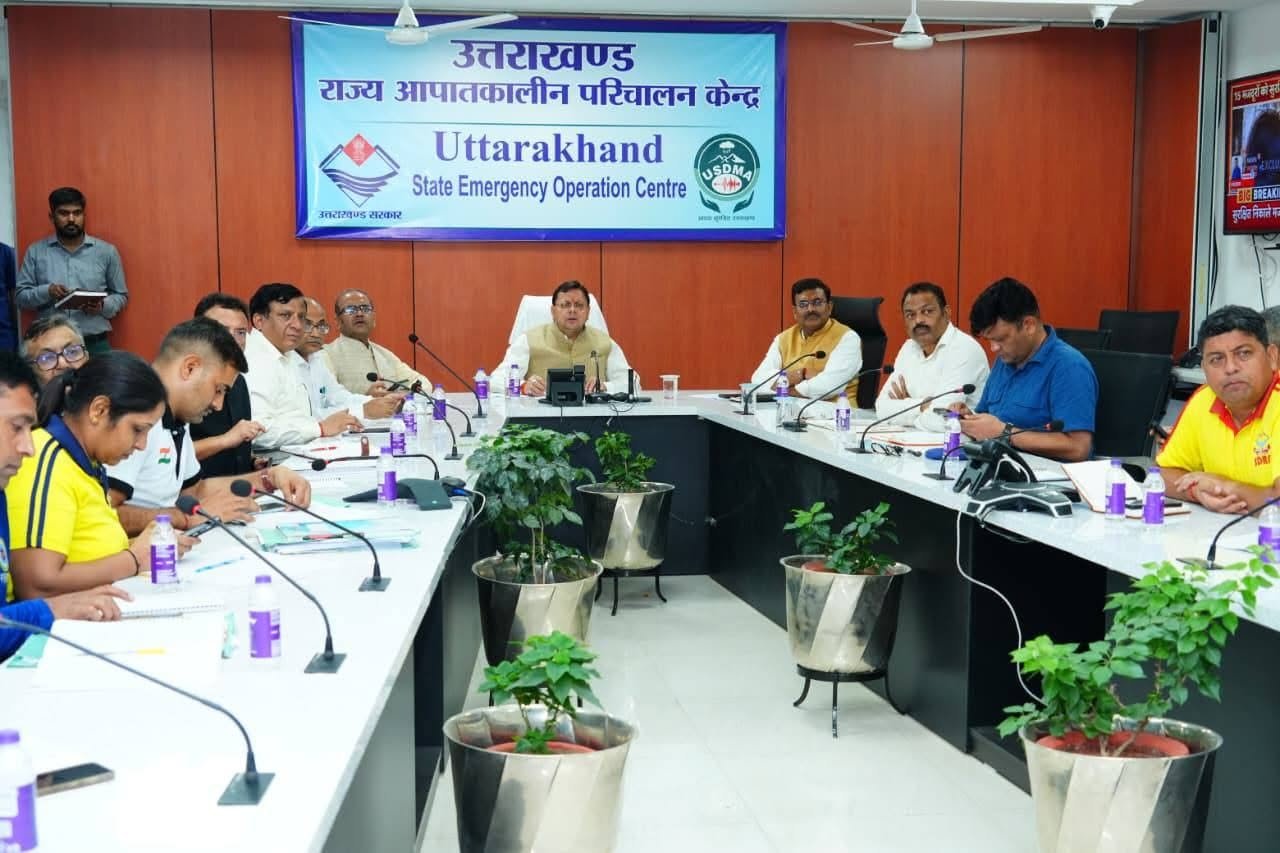 सीएम धामी ने आपदा कंट्रोल रूम से लिया चमोली रेस्क्यू ऑपरेशन का जायजा