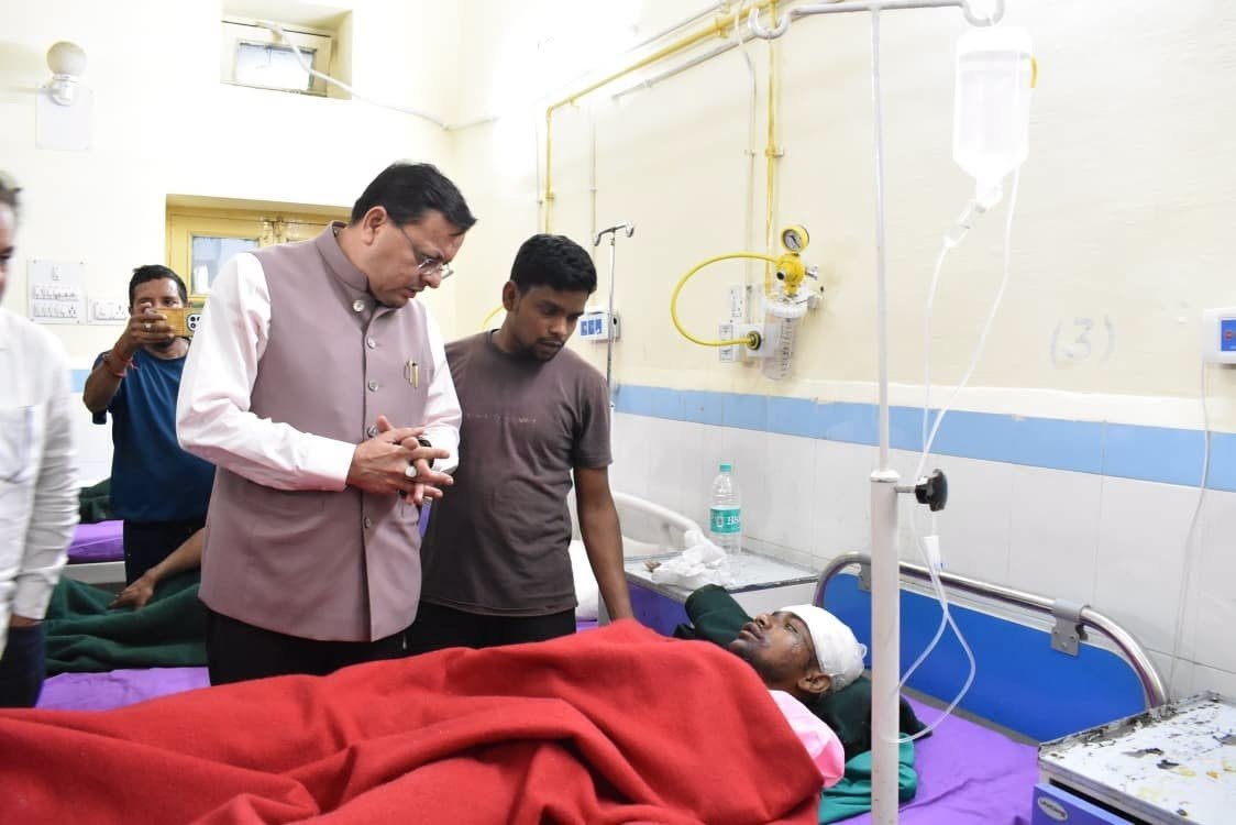 टनल हादसे के घायलों का सीएम ने गोपेश्वर अस्पताल में जाना हाल