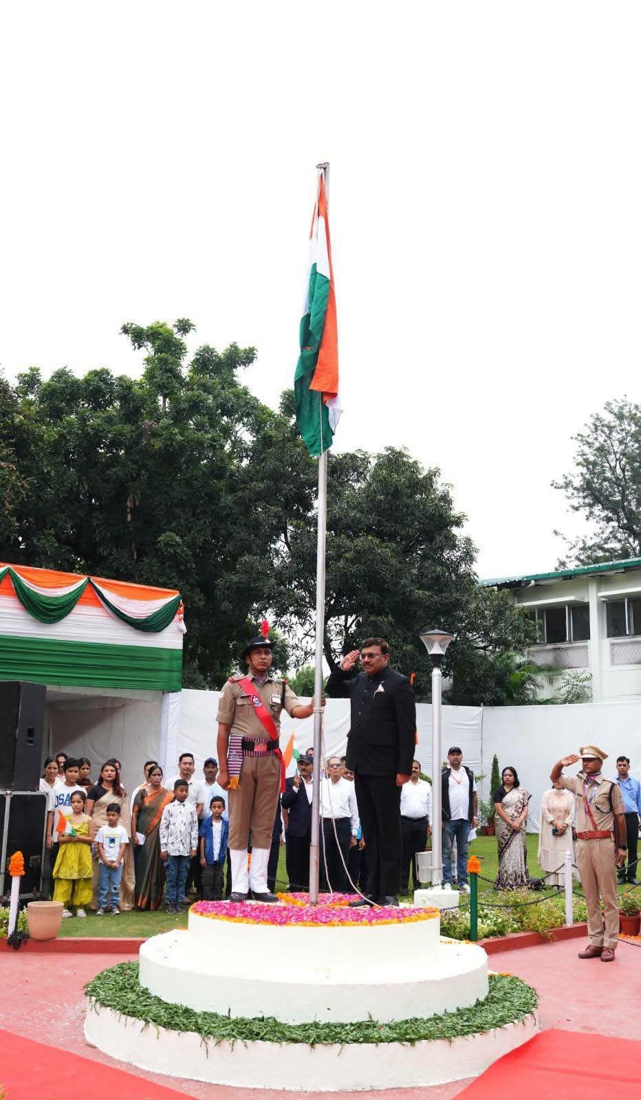 स्वतंत्रता दिवस पर मुख्य सचिव ने सचिवालय में फहराया तिरंगा