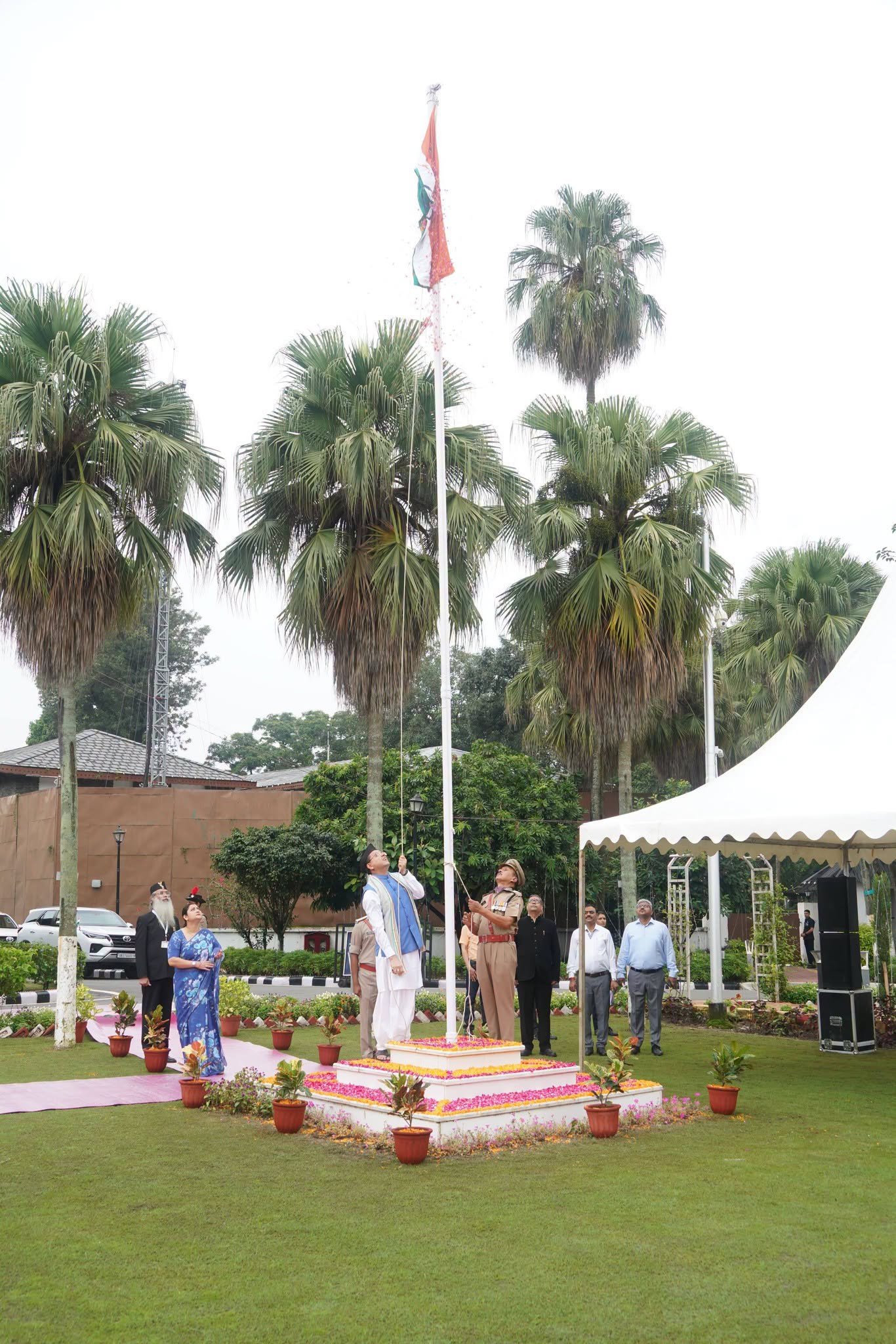 धामी ने सीएम आवास पर फहराया तिरंगा