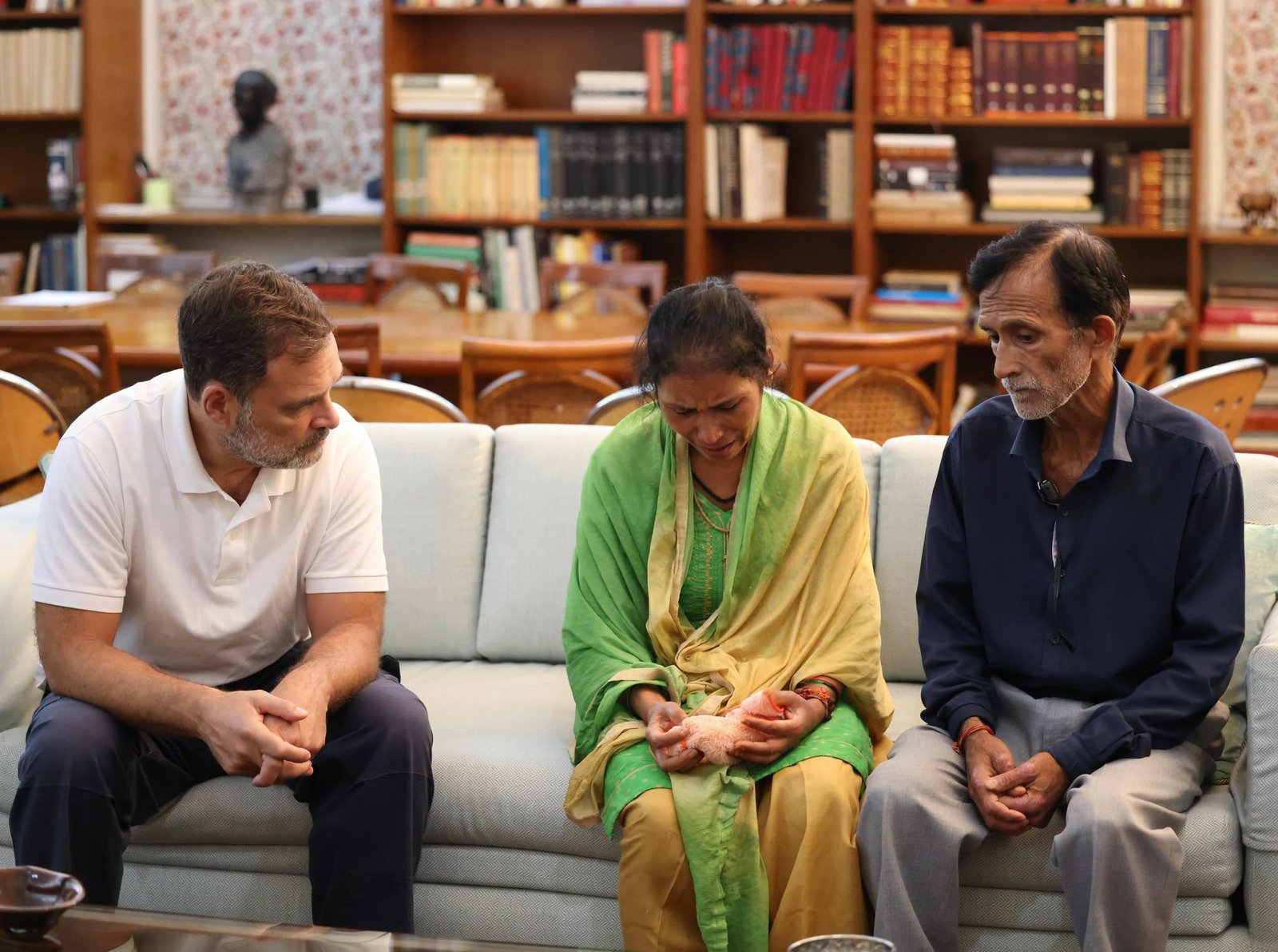 अंकिता भंडारी के माता-पिता से मिले राहुल गांधी, बीजेपी सरकार पर साधा निशाना