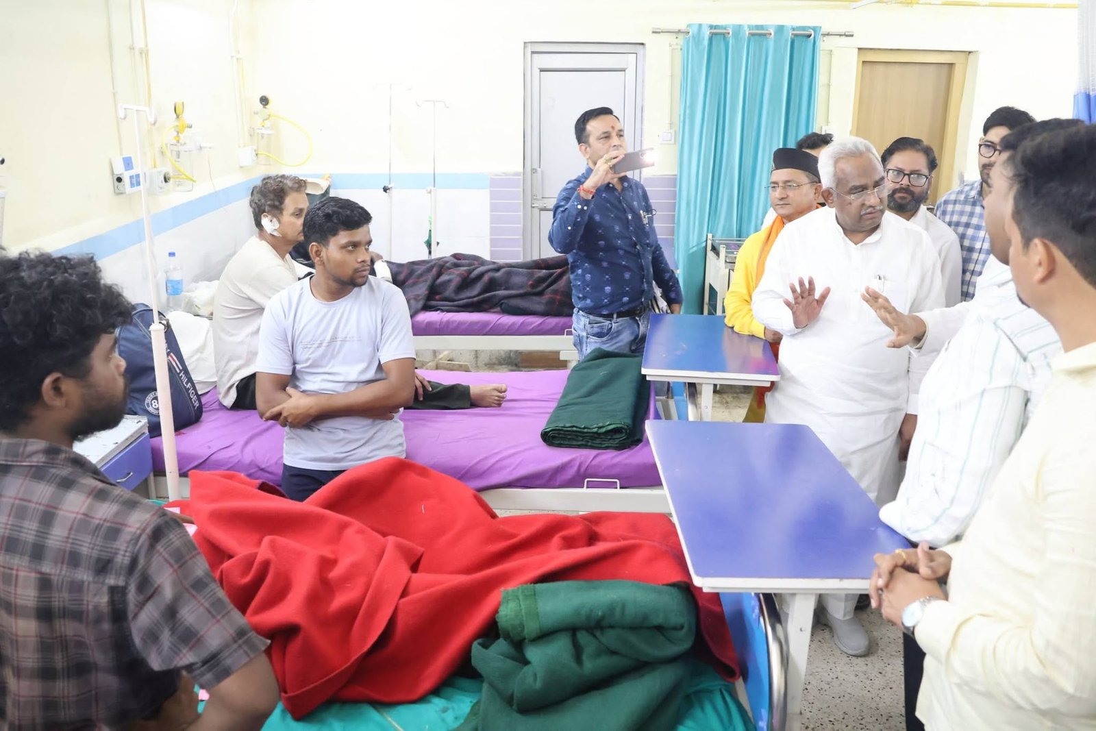 टनल हादसे के घायलों से मिले आपदा प्रबंधन मंत्री मदन कौशिक